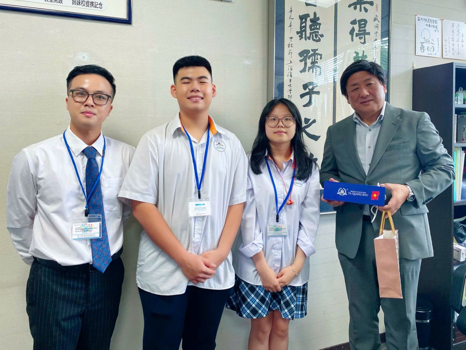 Hai học sinh lớp 12C1 - Nguyễn Gia Hân và Trương Ngọc Minh Khôi (giữa) cùng thầy Nguyễn Quang Linh (trái) tham gia Diễn đàn Giáo dục quốc tế Chuo lần thứ 26 tại Nhật Bản.