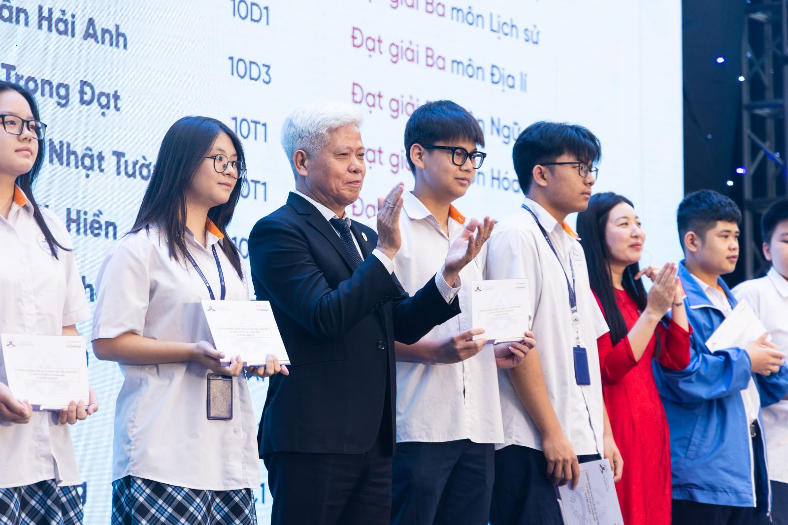 Thầy Trần Ngọc Năm - Phó hiệu trưởng Nhà trường trao thưởng cho các học sinh đạt các giải HSG các cấp.