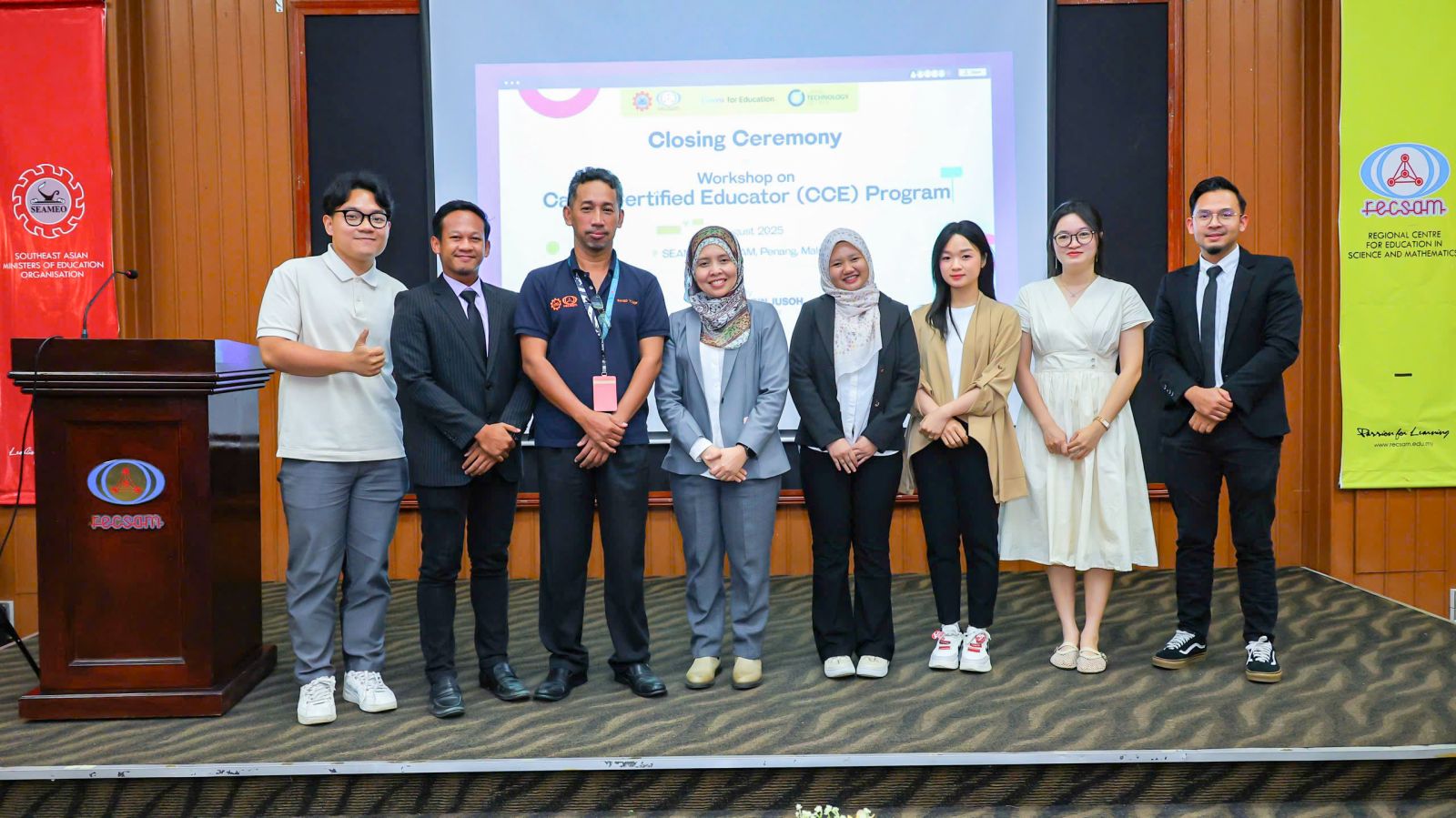 Thầy Vũ (ngoài cùng bên trái) và cô Hồng Anh (thứ ba, bên phải) tại workshop “Canva Certified Educator (CCE) Program”.