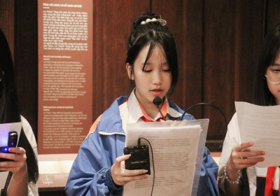 Hoạt động học tập trải nghiệm tại Văn Miếu - Quốc Tử Giám của học sinh hệ Tiếng Anh
