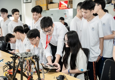 Học sinh hệ Toán – Tin Tạ Quang Bửu trải nghiệm hướng nghiệp chuyên sâu: Mở rộng tầm nhìn nghề nghiệp từ những năm đầu THPT