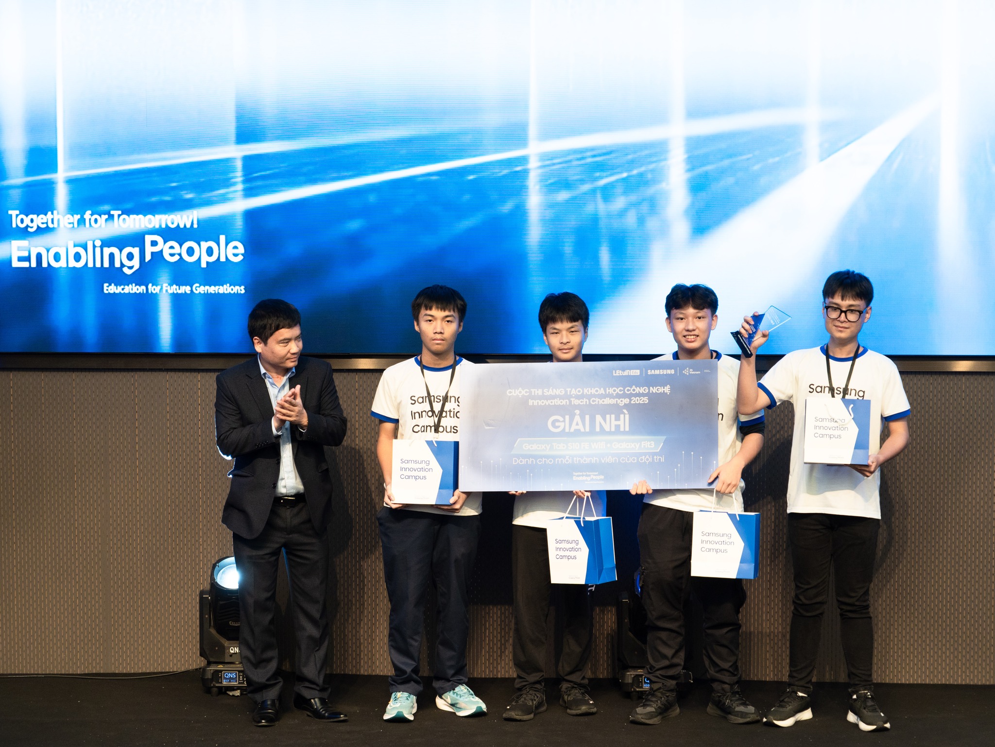 Trải qua nhiều vòng đấu, TQB – Innovators tiến thẳng đến Chung kết Robocup 2025 và giành giải Nhì.