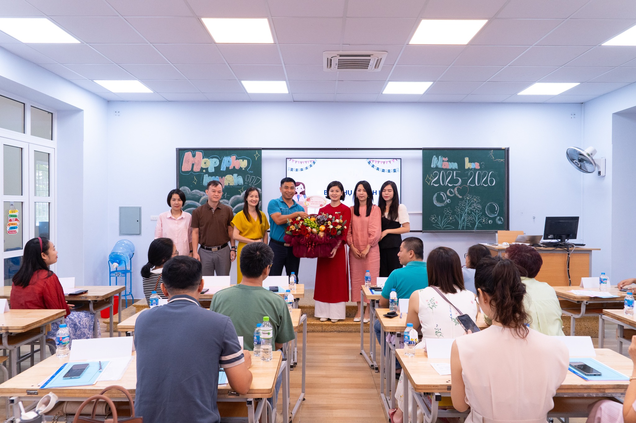 Buổi họp là dịp để Nhà trường, giáo viên chủ nhiệm cùng phụ huynh đồng hành, chuẩn bị cho năm học mới.