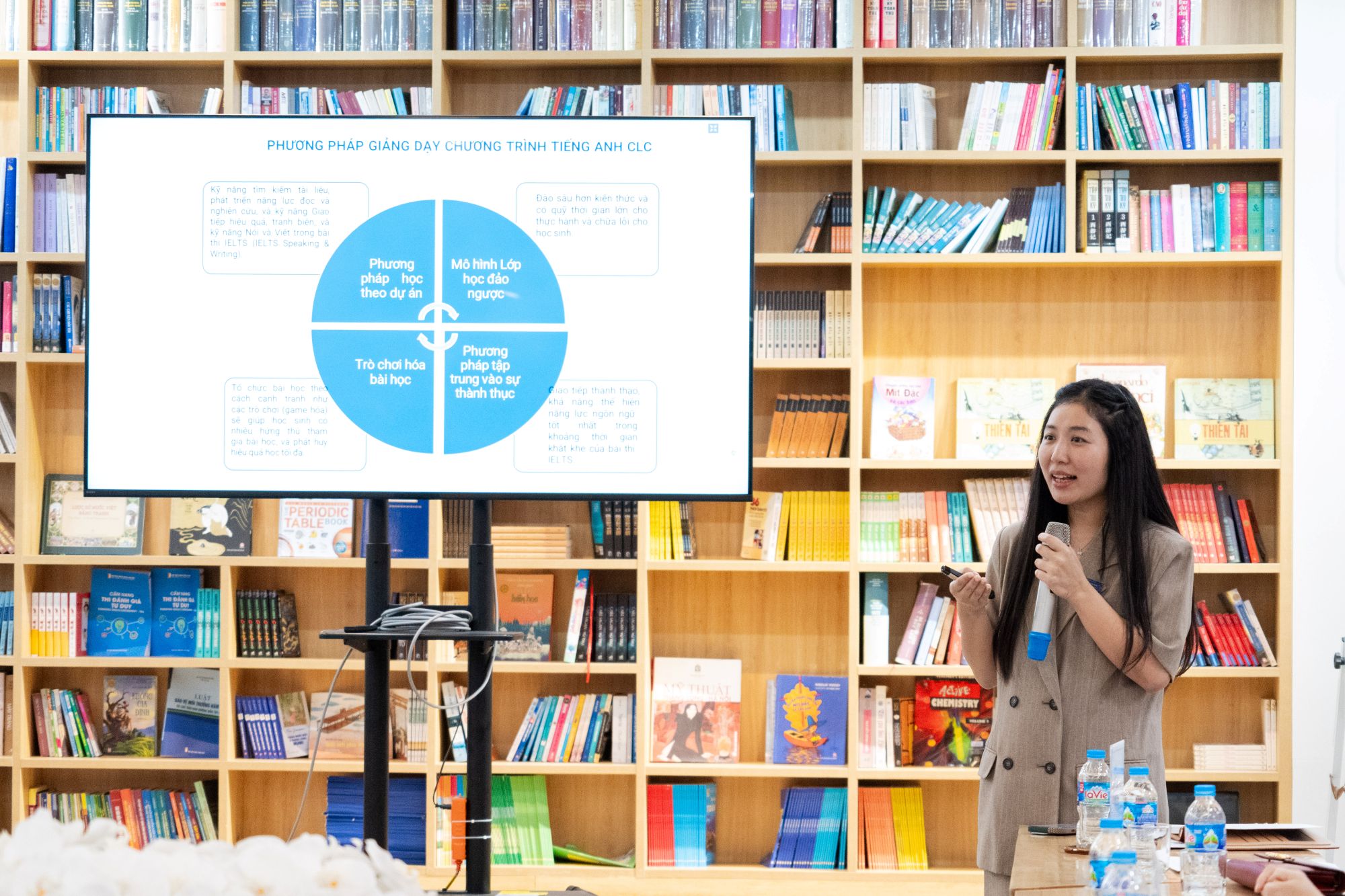 Cô Đào Thị Tươi - Phó Hiệu trưởng Nhà trường chia sẻ mục tiêu Xây dựng môi trường học tập nhân văn và đẩy mạnh giáo dục STEM.