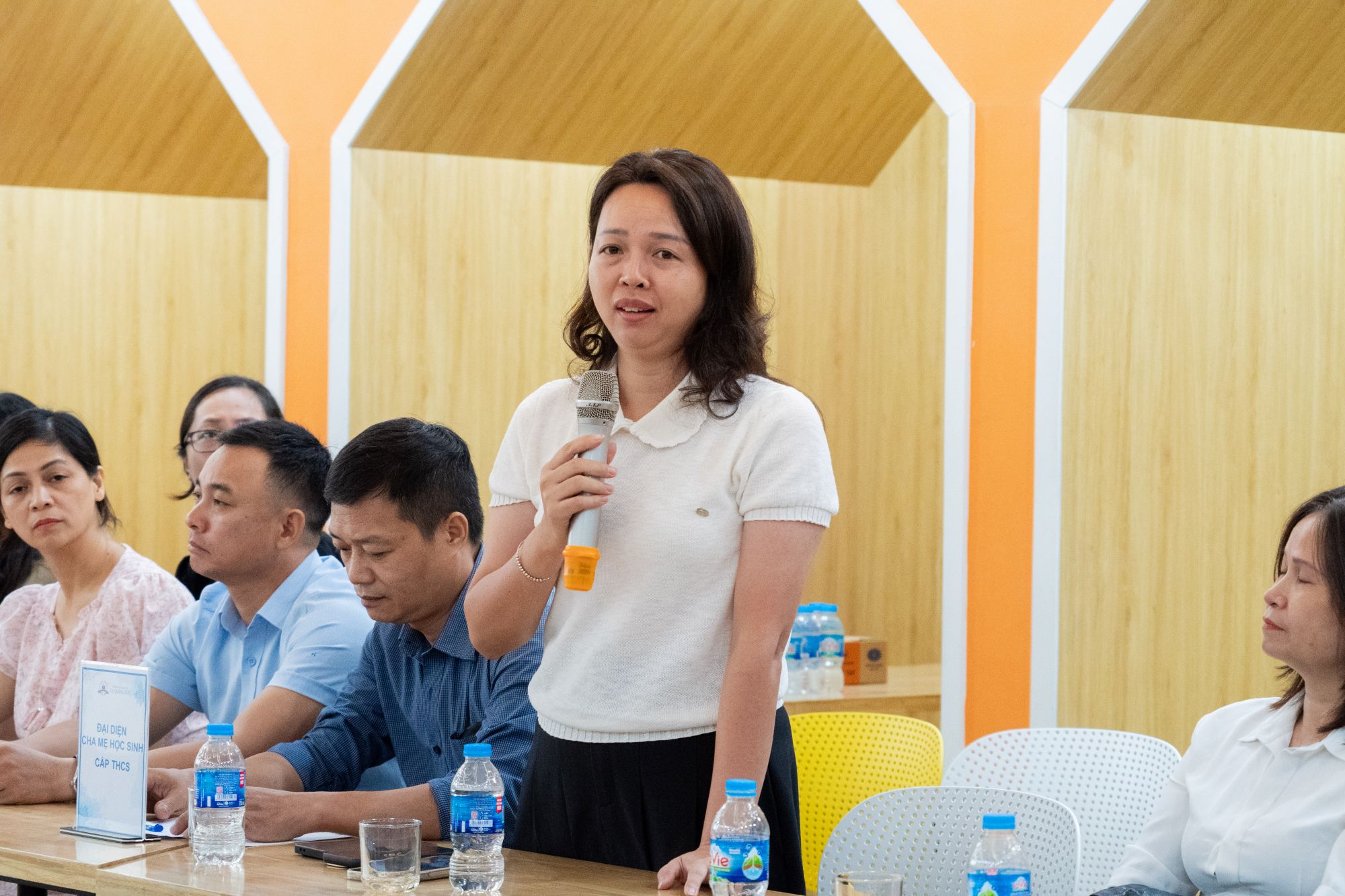 Đại diện cha mẹ học sinh tham luận, đóng góp về cải thiện chất lượng dịch vụ và trải nghiệm học sinh tại trường.