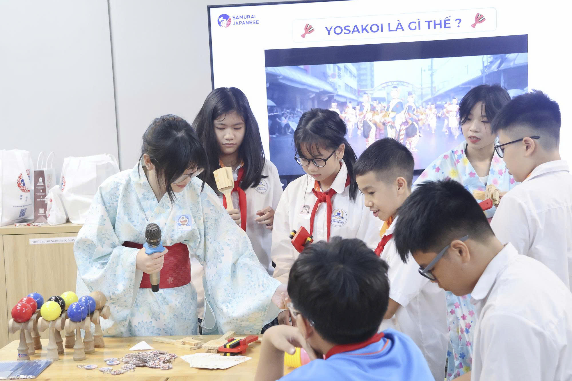 Học sinh tham gia câu lạc bộ tiếng Nhật cùng các hoạt động trải nghiệm văn hóa thú vị.