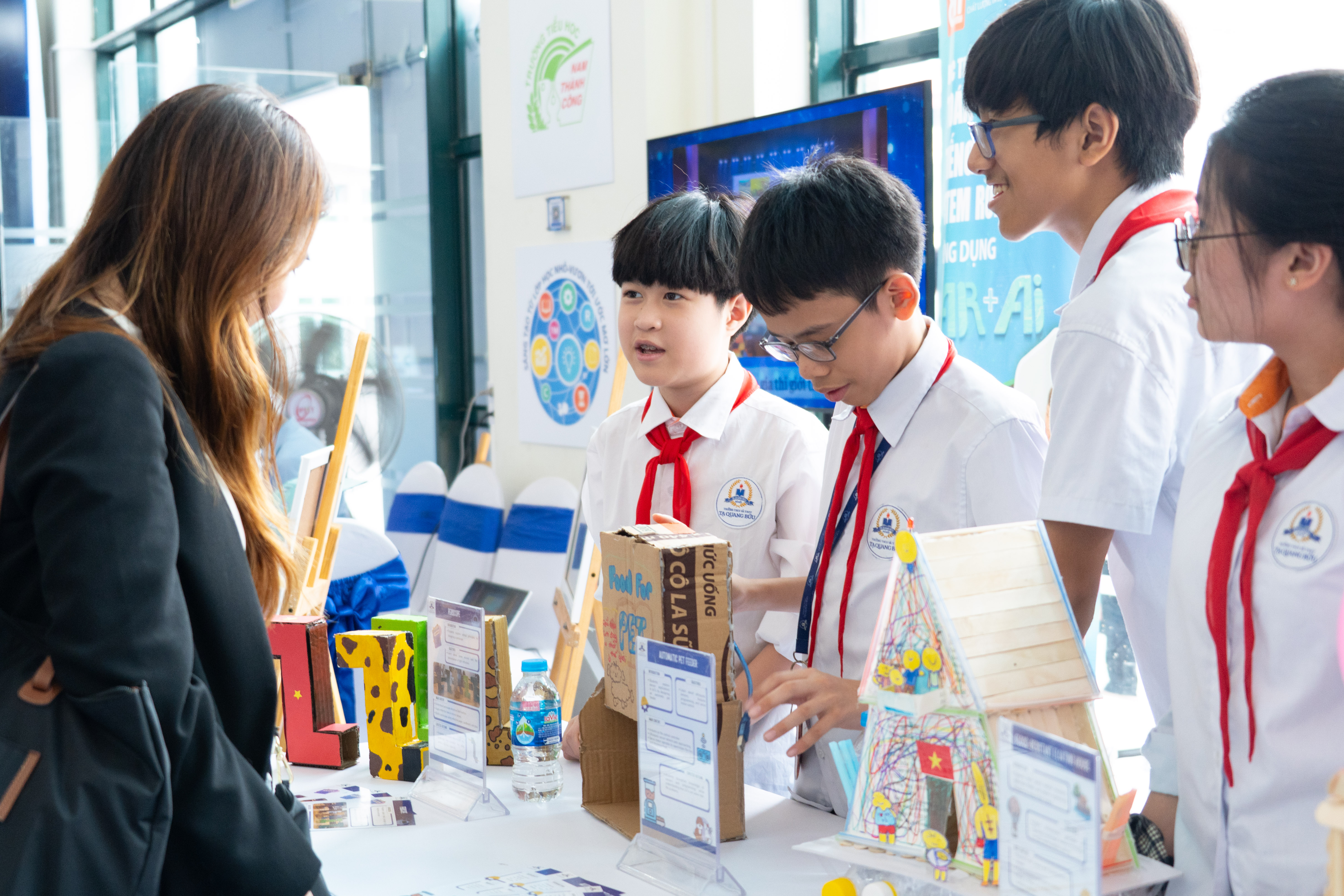 Học sinh Tạ Quang Bửu giới thiệu về các sáng kiến ứng dụng STEAM ngay trong các tiết học thường ngày tại buổi triển lãm