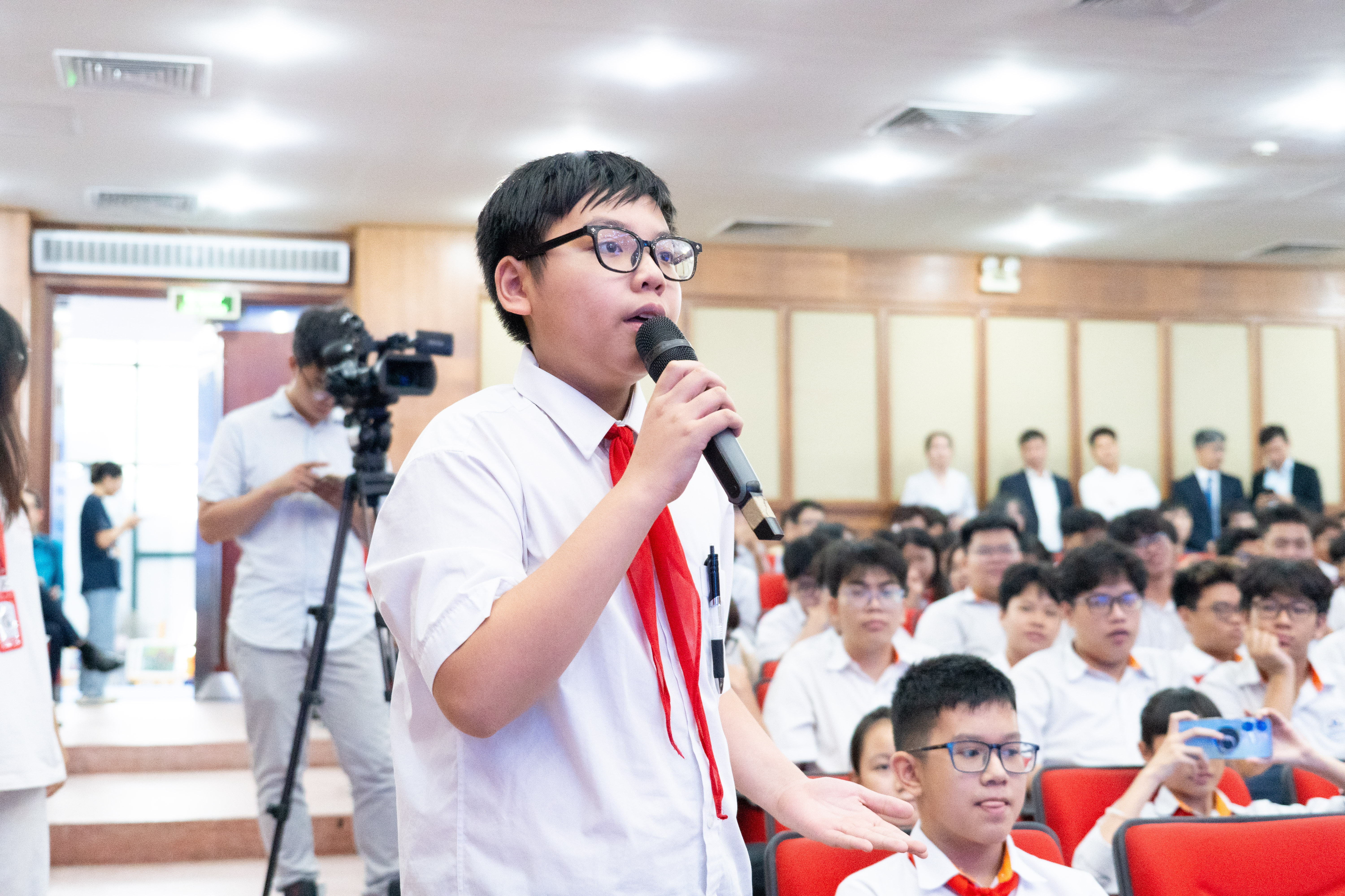 Học sinh Trần An Nguyên - lớp 7C1 trực tiếp đặt câu hỏi cho Tổng Giám đốc Tổ chức Sở hữu Trí tuệ Thế giới (WIPO) 
