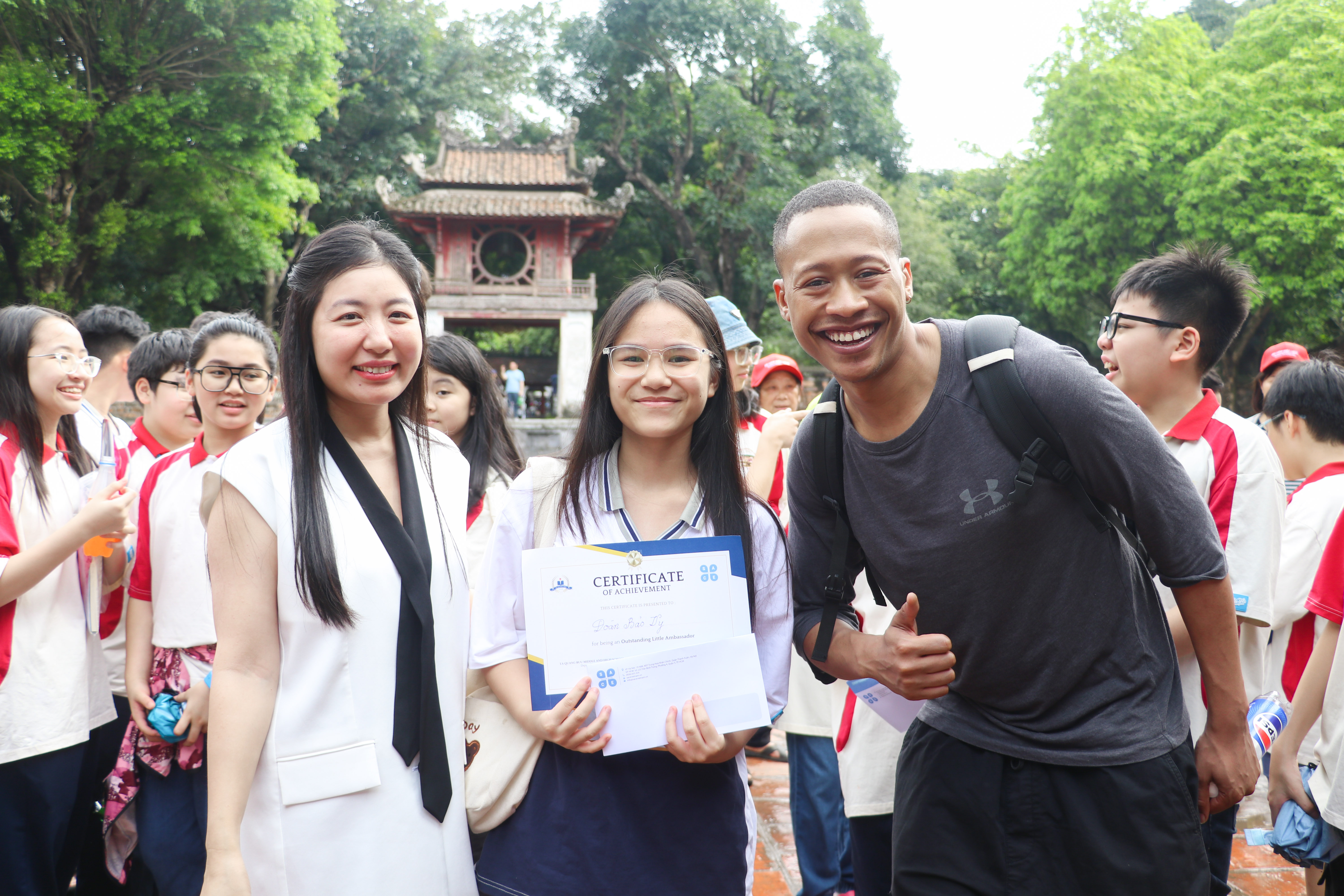 Cô Đào Thị Tươi - Phó hiệu trưởng Nhà trường (trái) cùng các thầy cô giáo và học sinh hệ Tiếng Anh xây dựng hoạt động trải nghiệm.