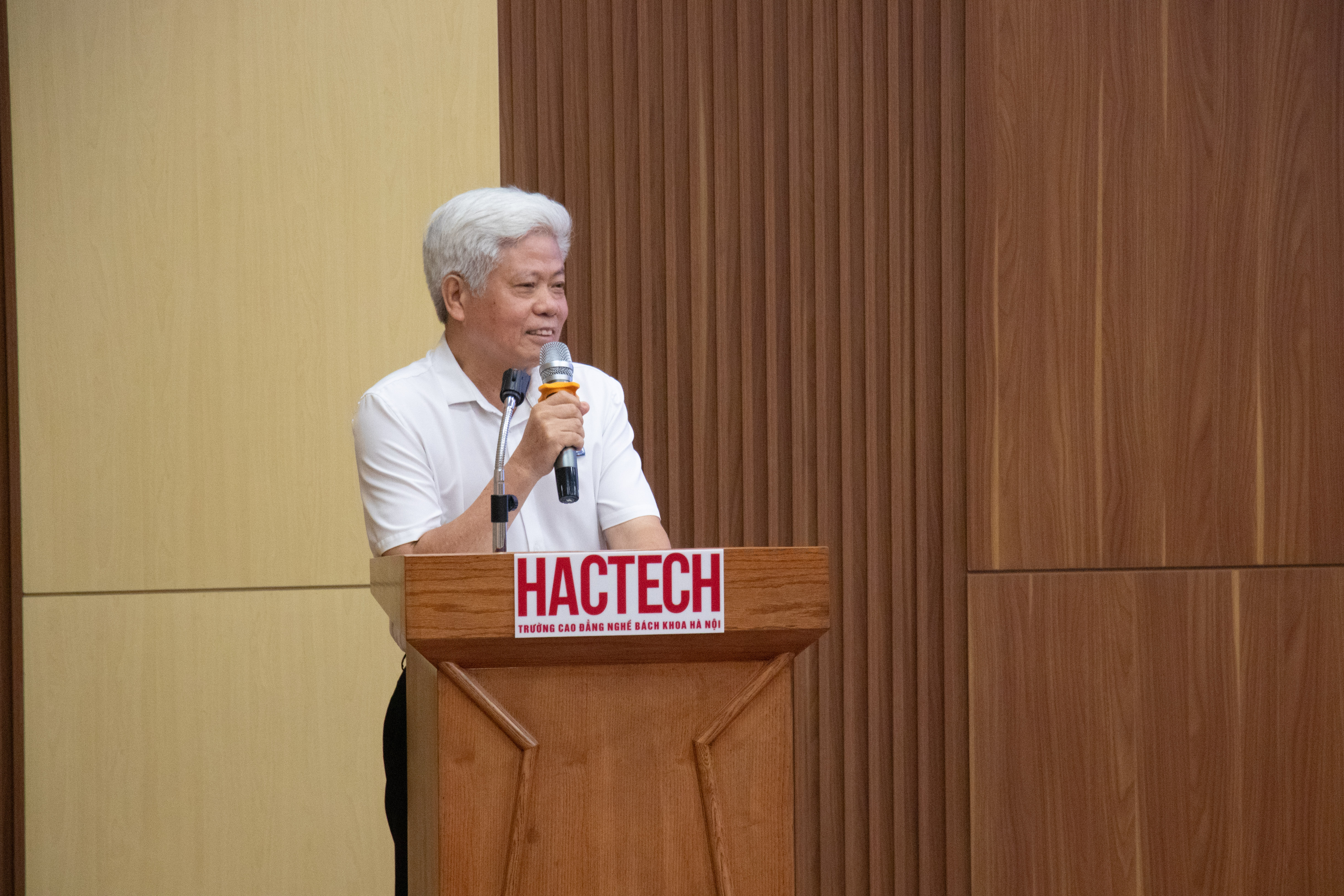 Thầy Trần Ngọc Năm - Phó Hiệu trưởng Trường THCS và THPT Tạ Quang Bửu mở đầu buổi họp với các nội dung thành tích học tập cuối năm học vừa qua.