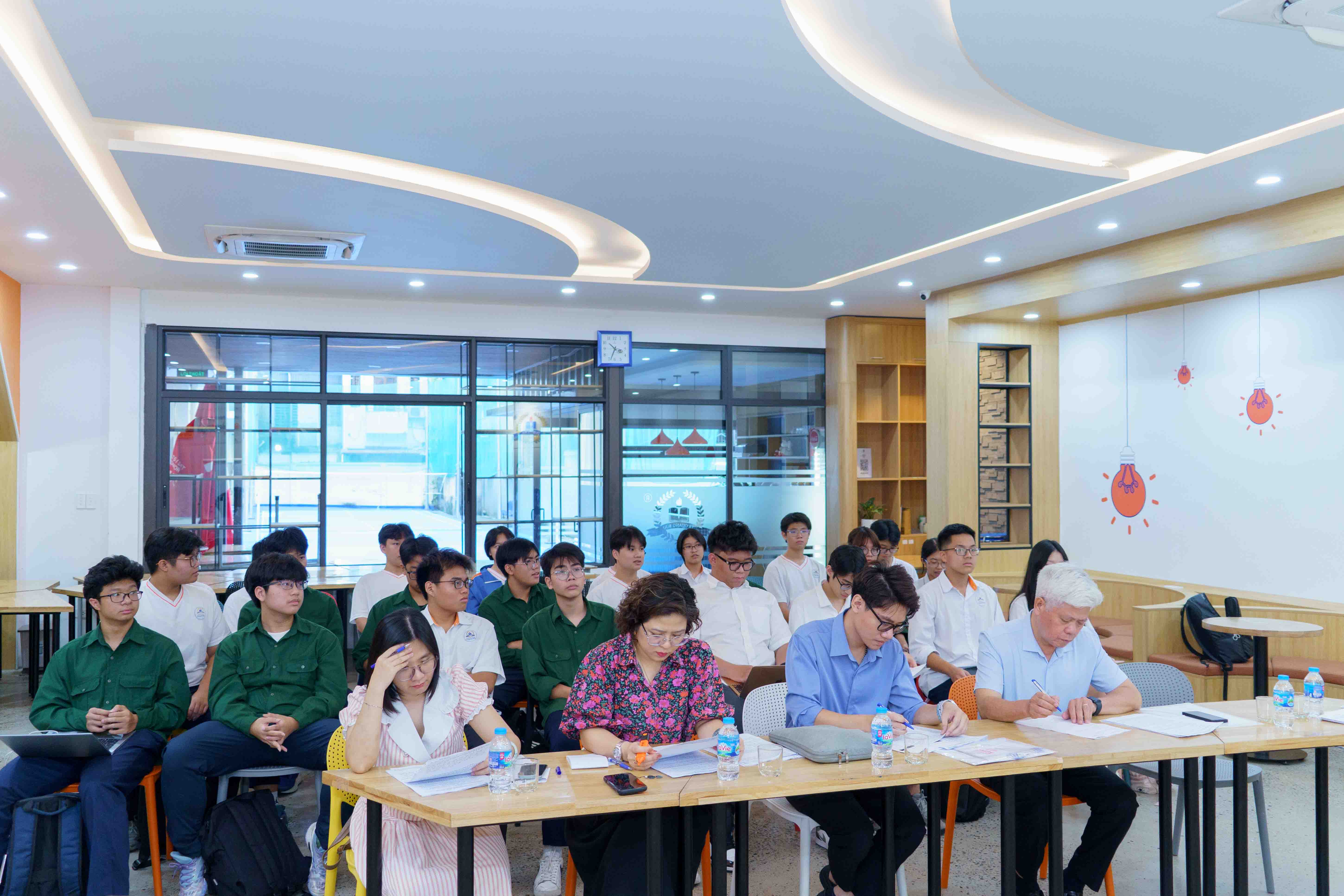 Hội đồng đánh giá là các thầy cô MIEE có chuyên môn trong lĩnh vực Khoa học tự nhiên.
