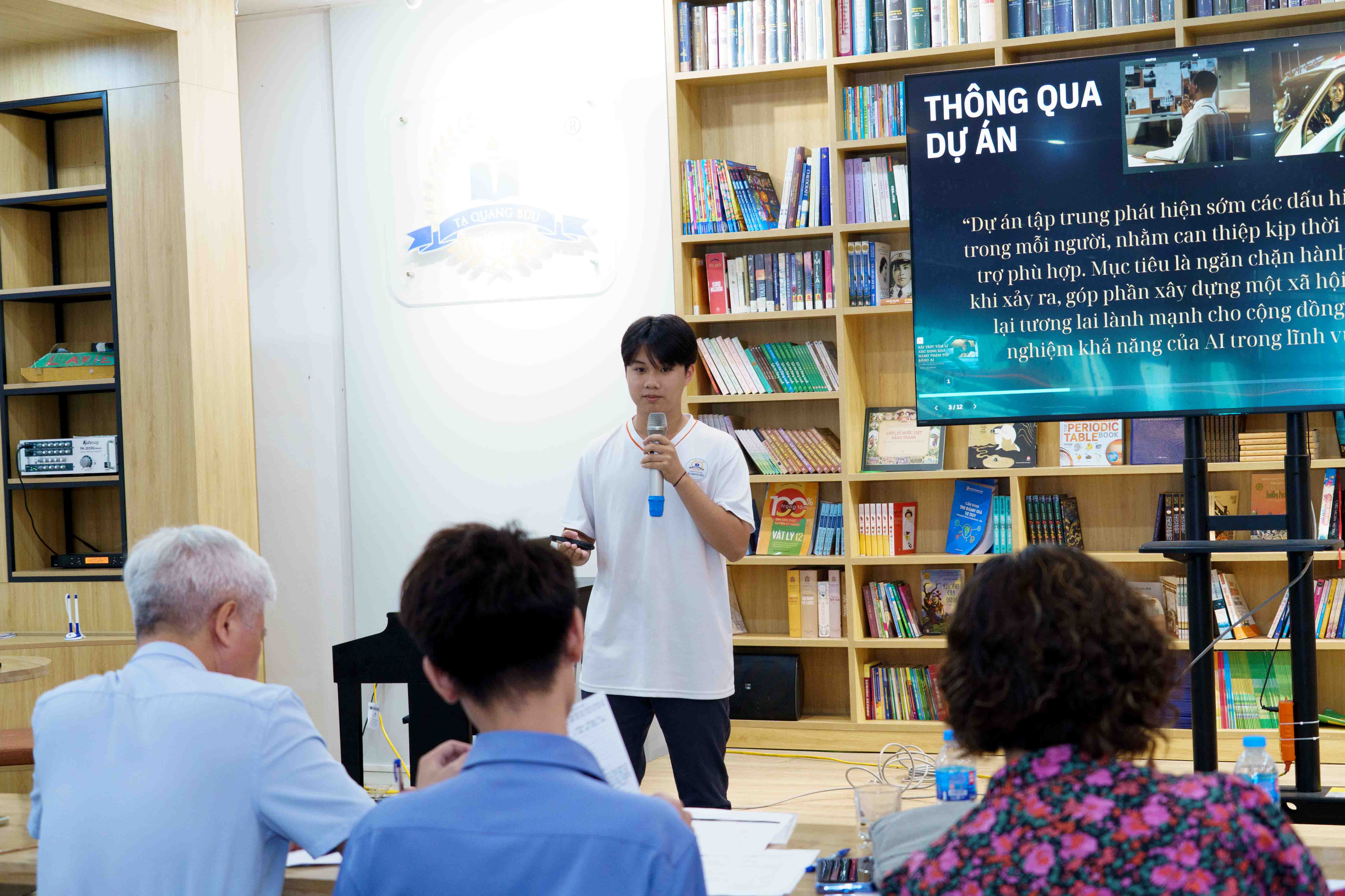 Học sinh Tạ Quang Bửu trình bày về sản phẩm với mức độ hoàn thiện cao của cá nhân và nhóm.