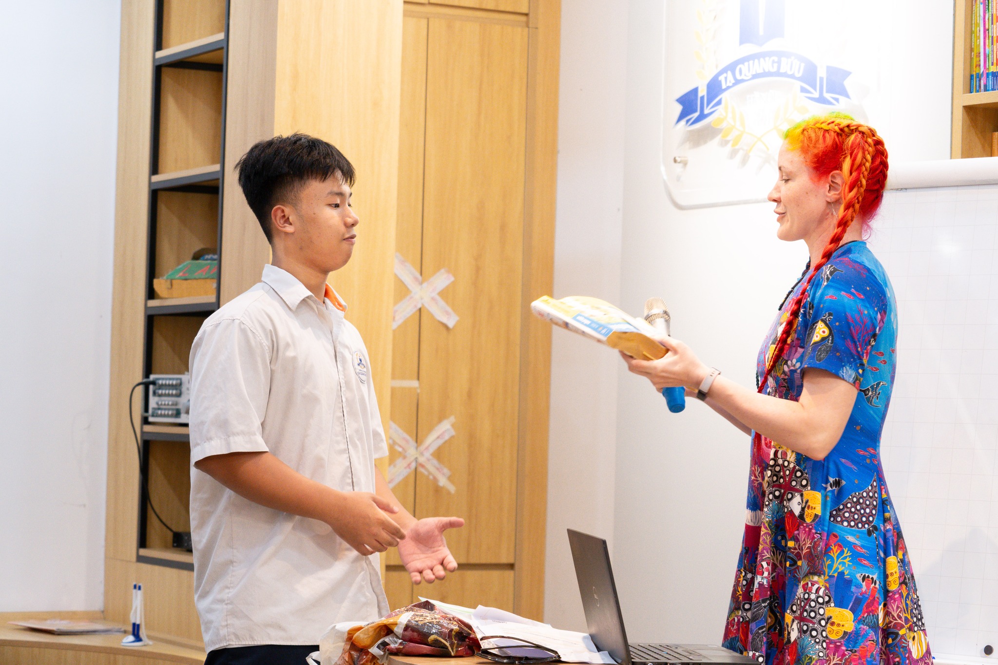 Học sinh tham gia thí nghiệm trực quan cùng Tiến sĩ Kiara.