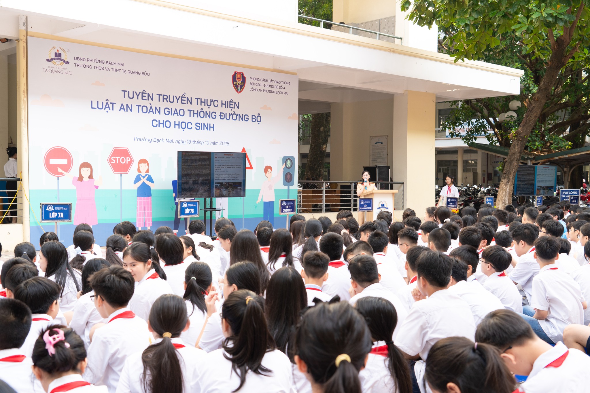 Hoạt động “Tuyên truyền thực hiện luật An toàn giao thông đường bộ cho học sinh” được tổ chức trong tiết sinh hoạt dưới cờ của Trường THCS và THPT Tạ Quang Bửu.