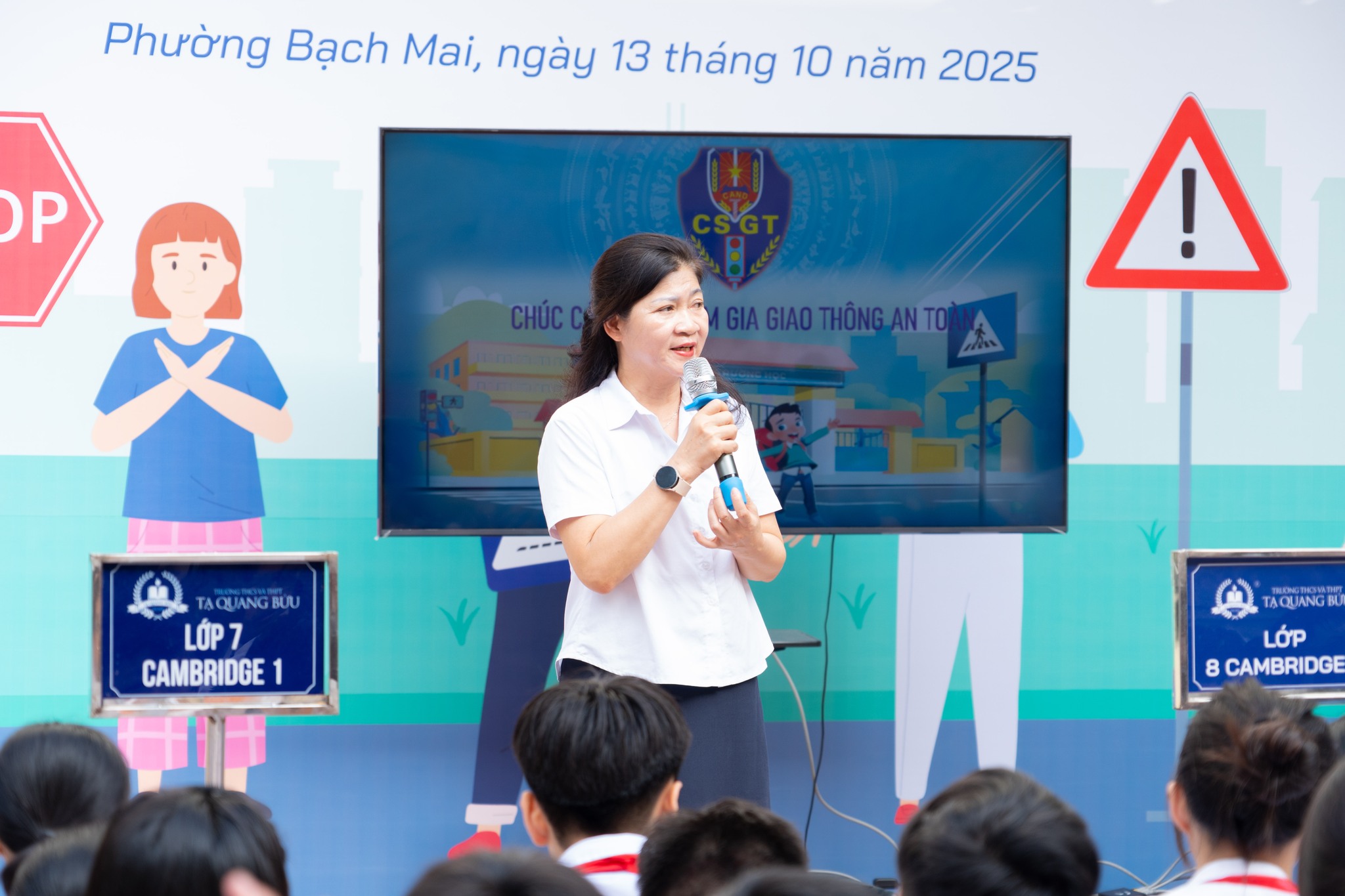 Hiệu trưởng Nhà trường, cô Phạm Thị Xuân Hương gửi lời cảm ơn đến các đồng chí công an phòng CSGT đường bộ số 4.