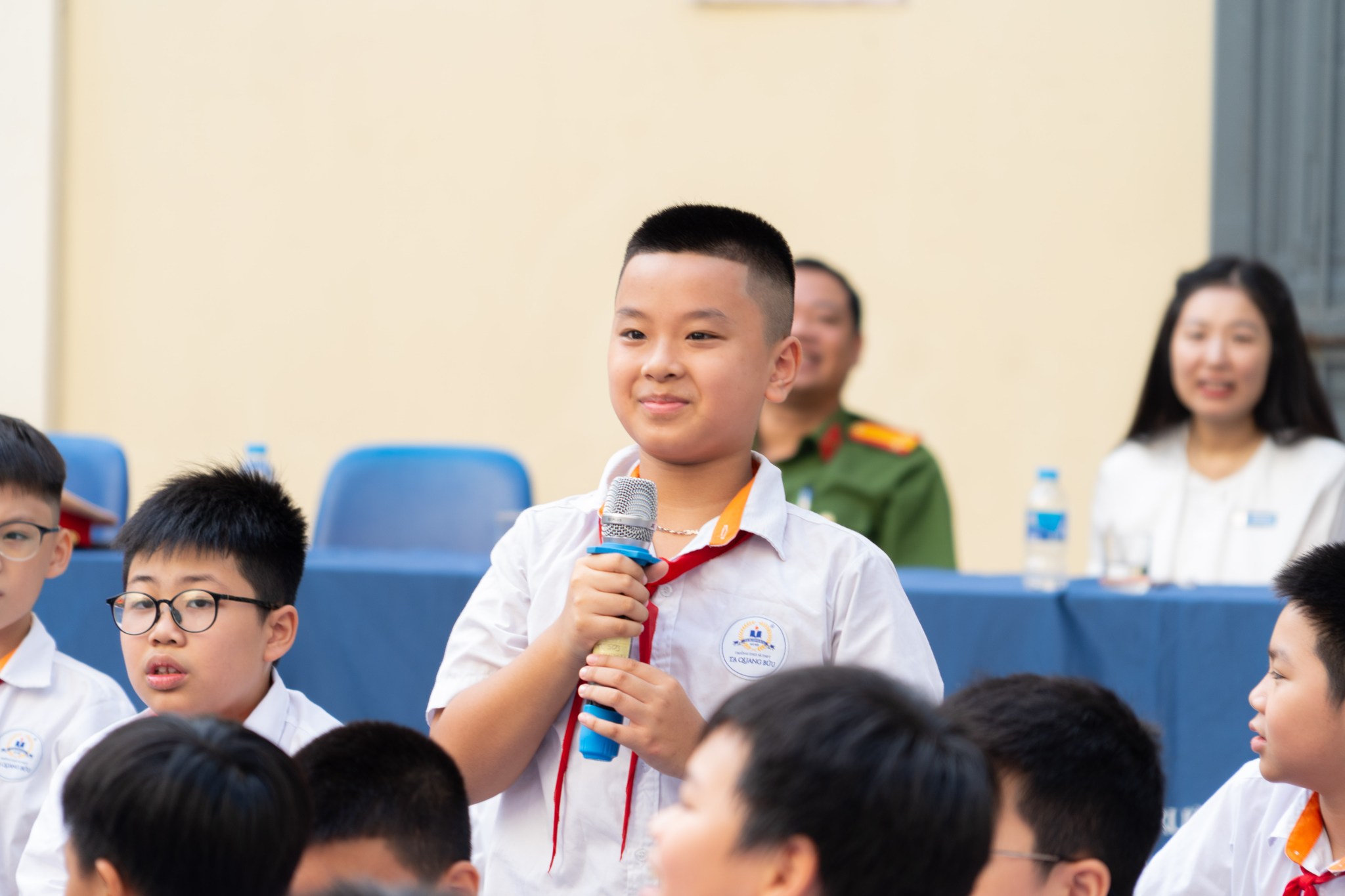 Học sinh trả lời câu hỏi sau khi xem các tình huống vi phạm luật tham gia giao thông đường bộ.