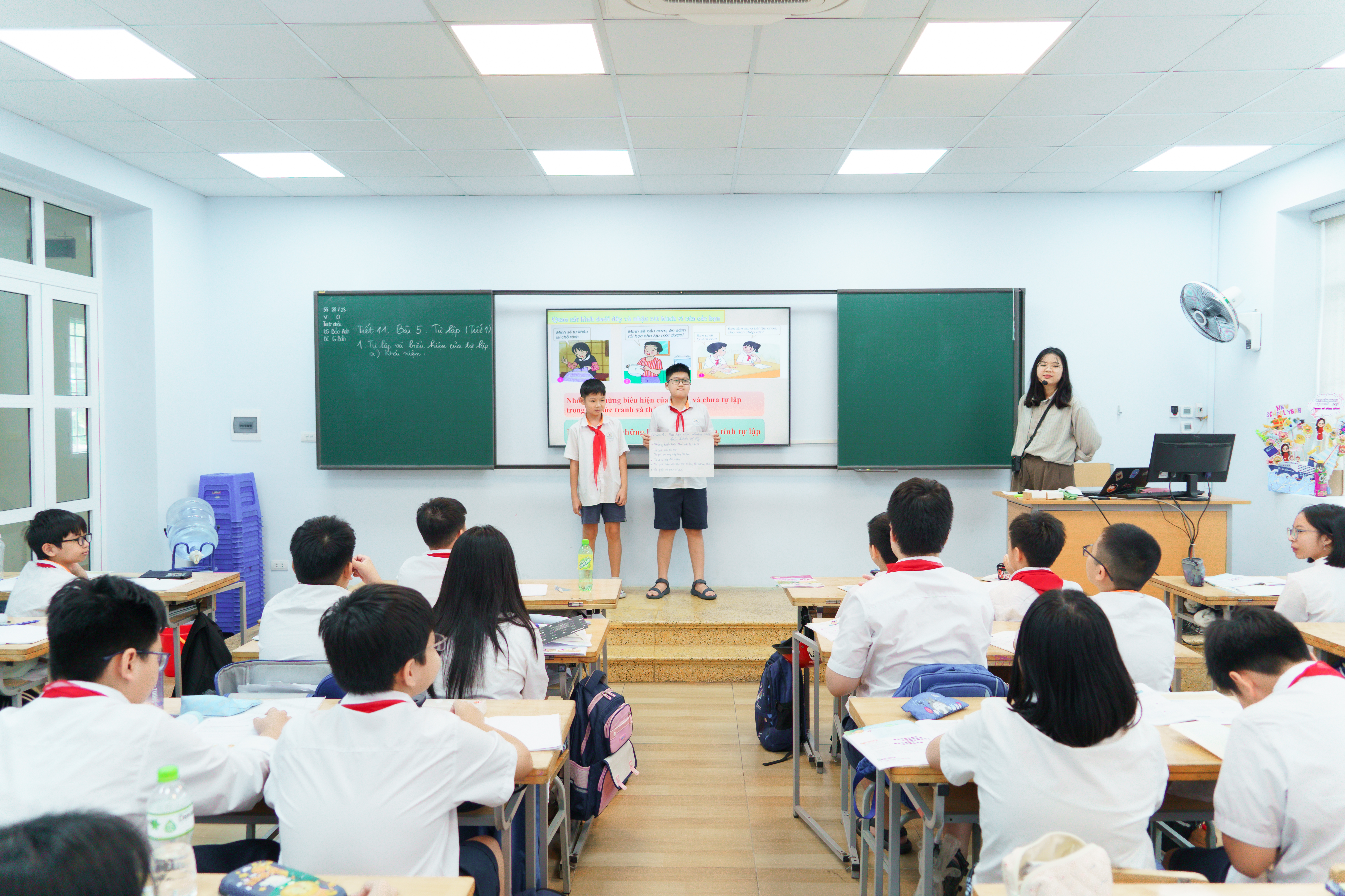 Học sinh thuyết trình về thu hoạch từ hoạt động thảo luận nhóm.