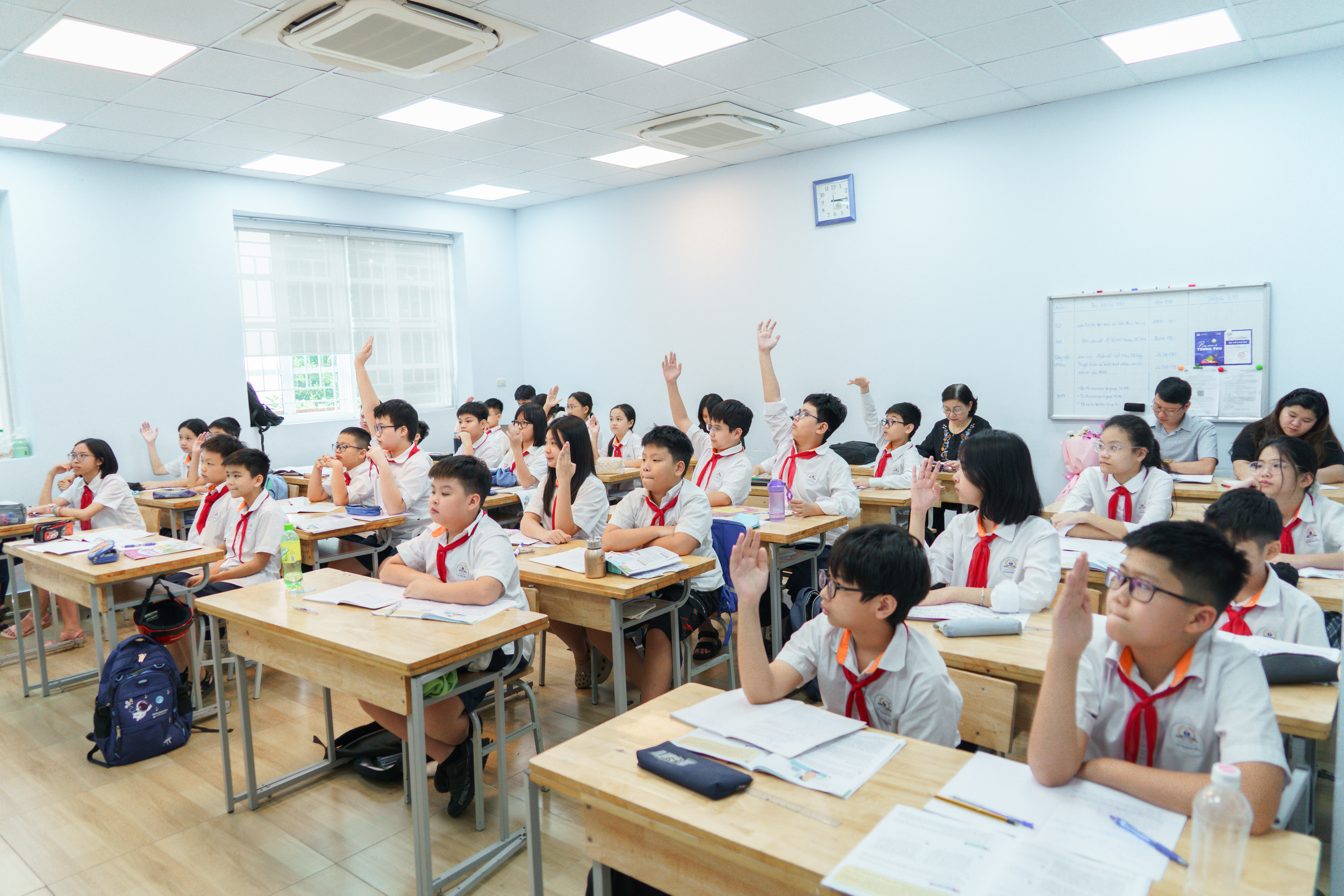 Tiết học diễn ra với không khí sôi nổi, sự nhiệt tình tham gia xây dựng bài từ các học sinh.