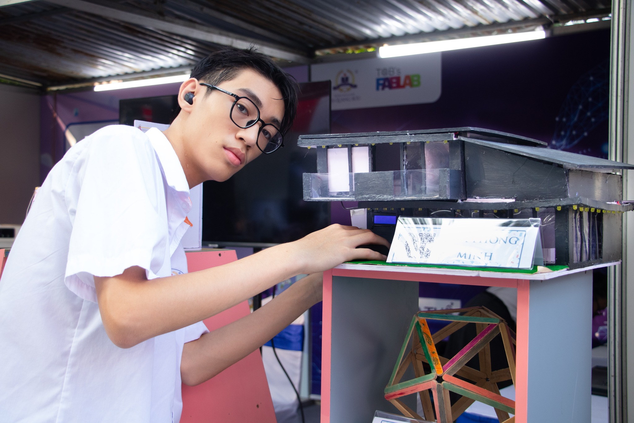 Gian trưng bày các dự án, sản phẩm của học sinh Tạ Quang Bửu.