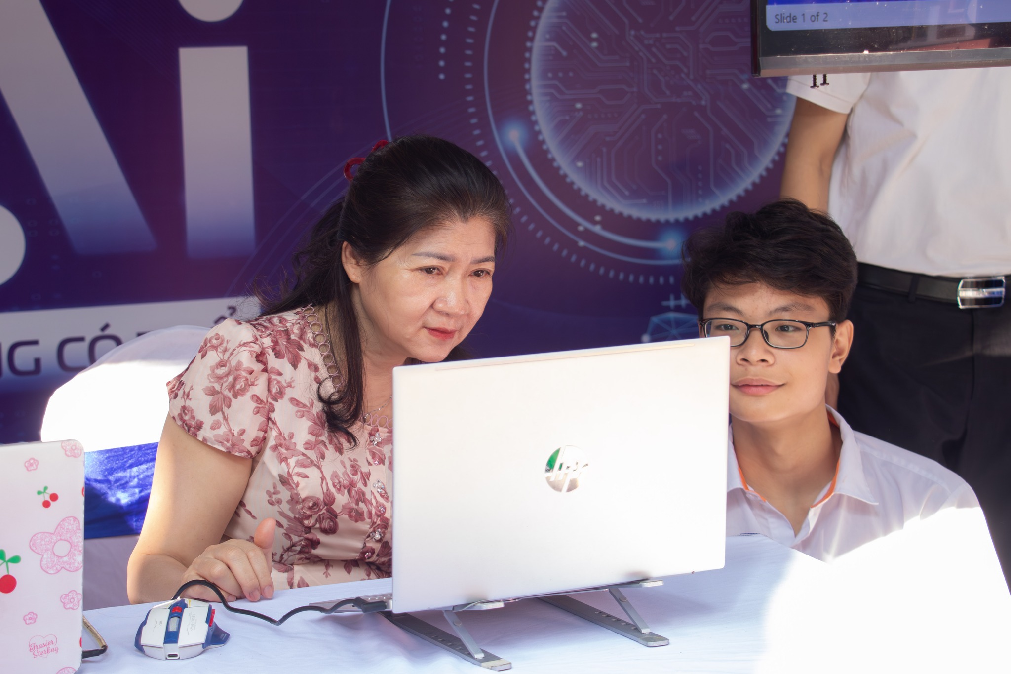 Cô Phạm Thị Xuân Hương – Hiệu trường Nhà trường trực tiếp tham gia cùng học sinh trải nghiệm ứng dụng AI trong lập trình game.