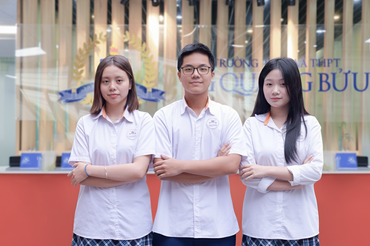 Ba học sinh lớp 11C3 Trường THCS và THPT Tạ Quang Bửu (từ trái qua phải) gồm: Bùi Nhã Quyên, Nguyễn Thành Long và Phan Phương Linh.