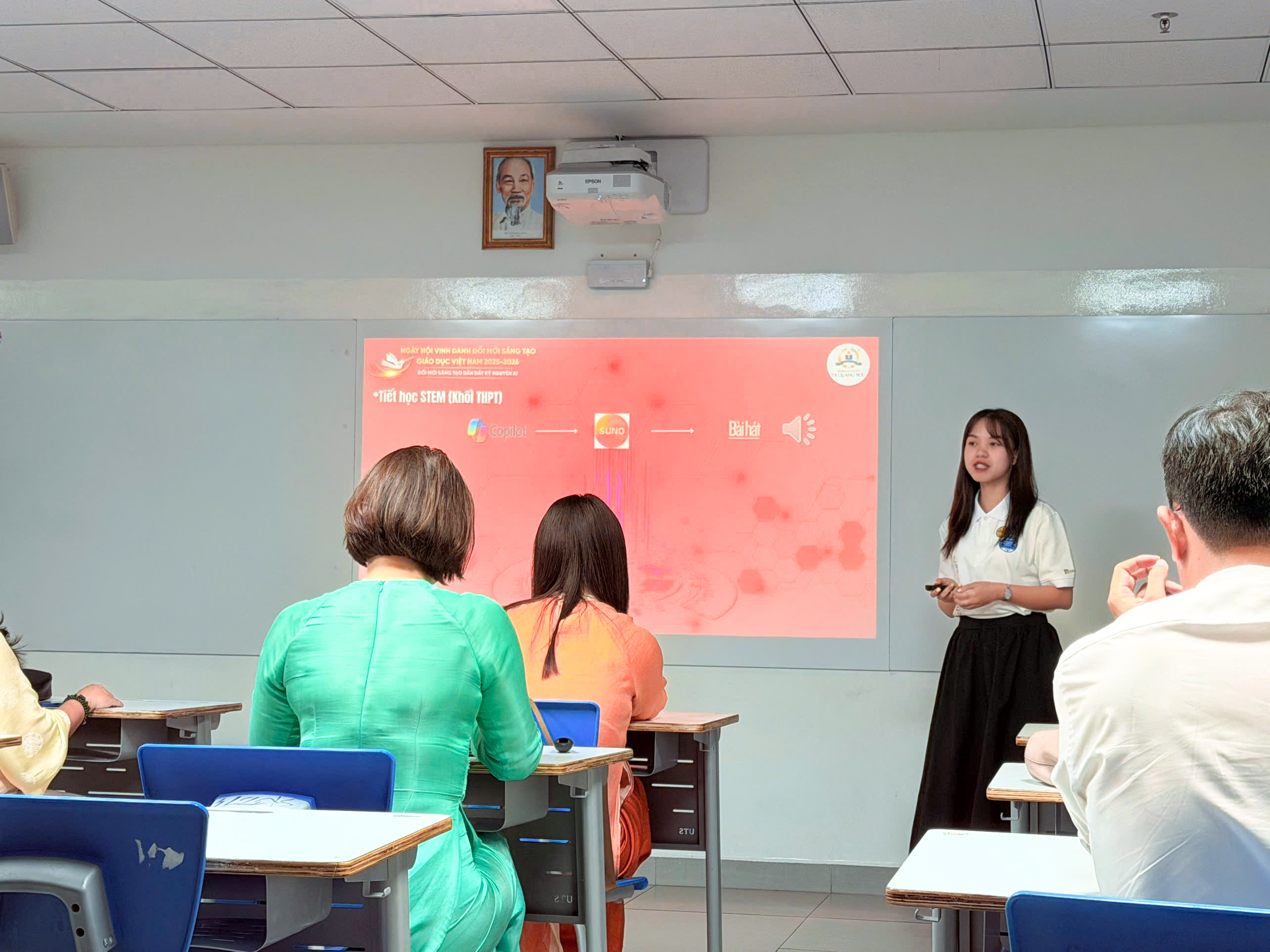 Cô Trần Mỹ Linh trình bày chuyên đề “Khám phá thế giới AI: Kiến tạo tri thức – Thắp sáng trải nghiệm”