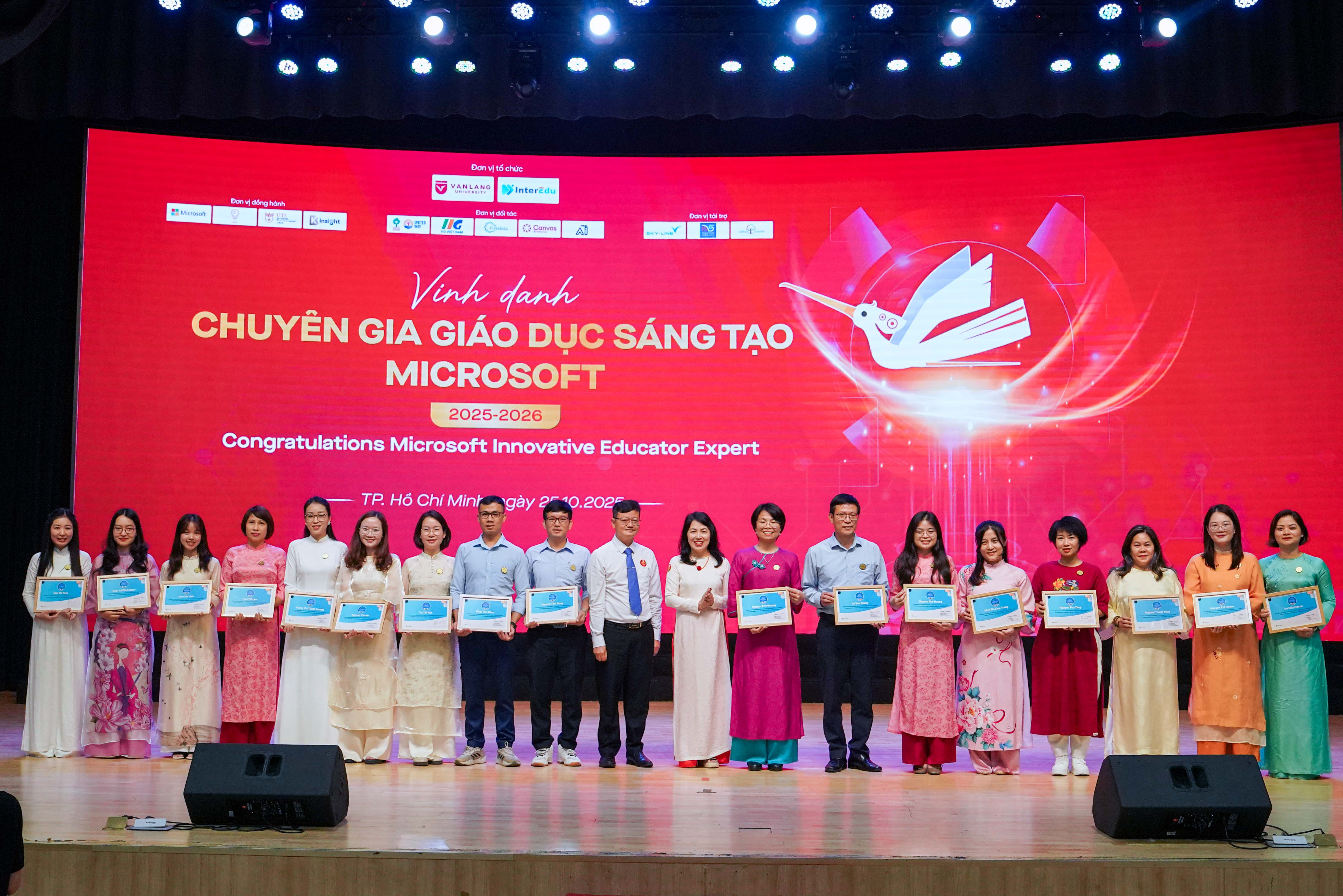 Cô Đào Thị Tươi - Phó Hiệu trưởng Nhà trường (áo dài trắng ngoài cùng bên trái) và các giáo viên trên sân khấu vinh danh của sự kiện.