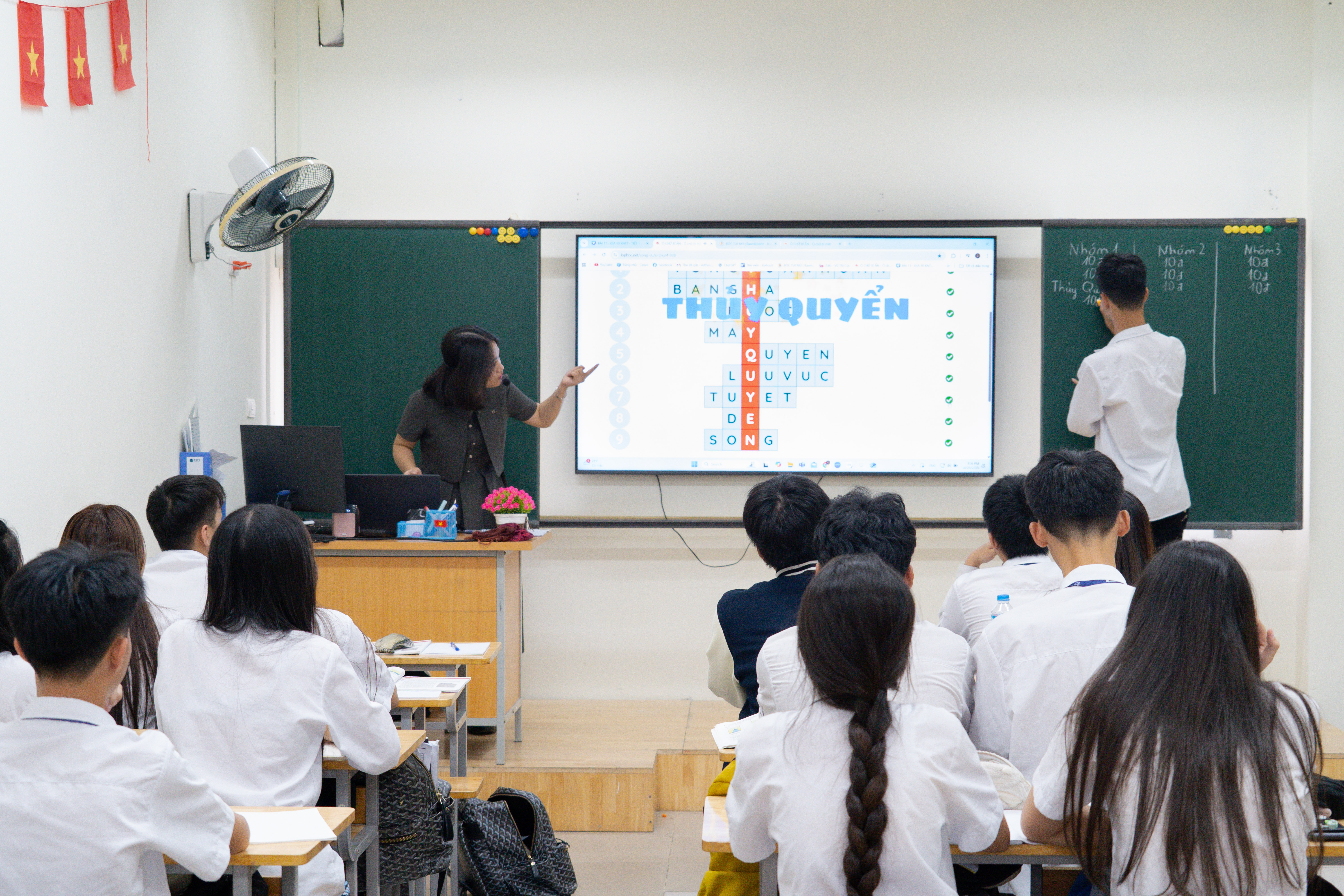 Cô Vũ Thị Cúc cùng học sinh lớp 10D4 khám phá bài học “Thủy quyển – Nước trên lục địa”.