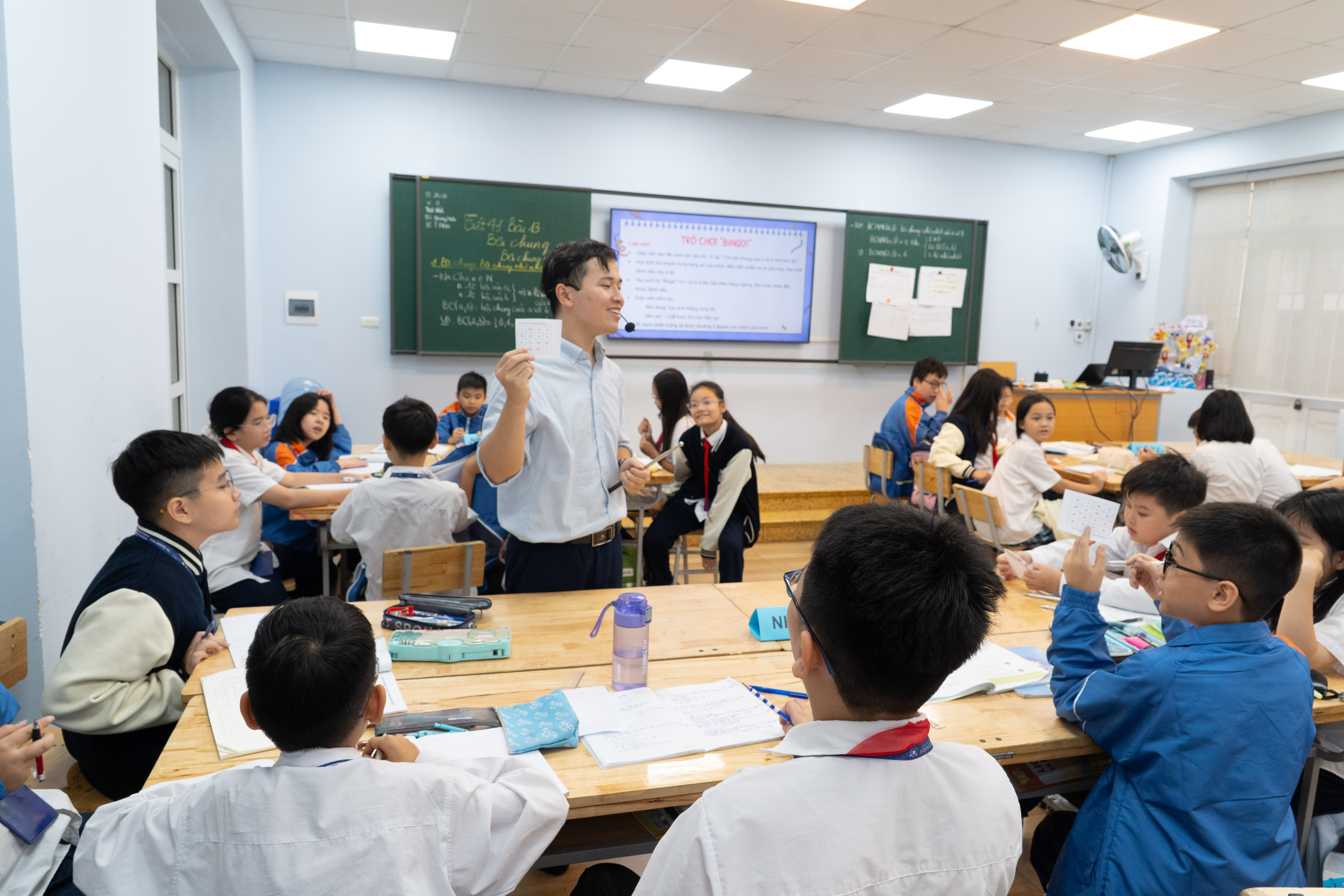 Thầy Đinh Xuân Sơn cùng học sinh lớp 6A1 trong tiết thao giảng môn Toán.