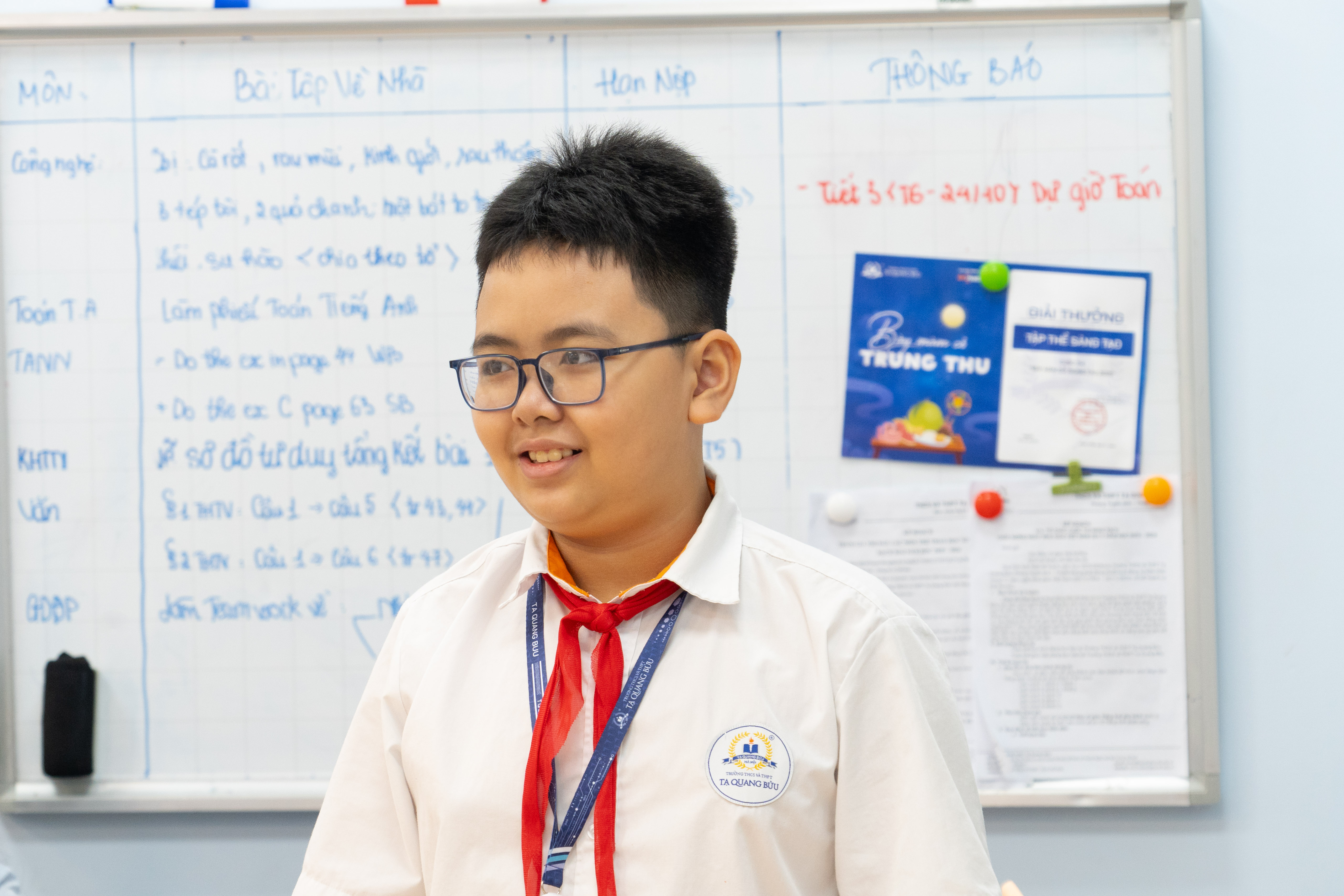 Học sinh hào hứng đóng góp ý kiến xây dựng bài.