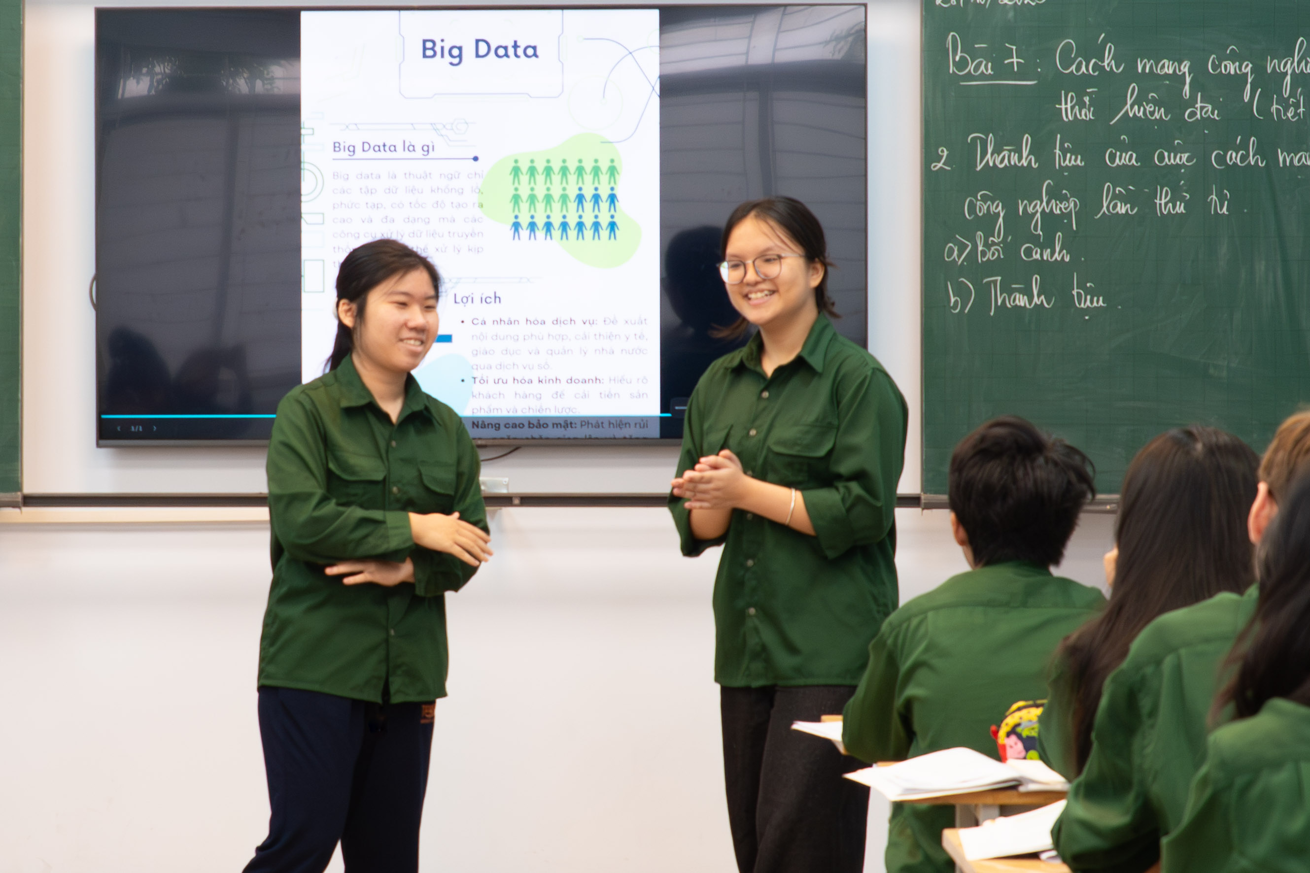 Học sinh biểu diễn tiểu phẩm ngắn minh họa khái niệm Dữ liệu lớn.