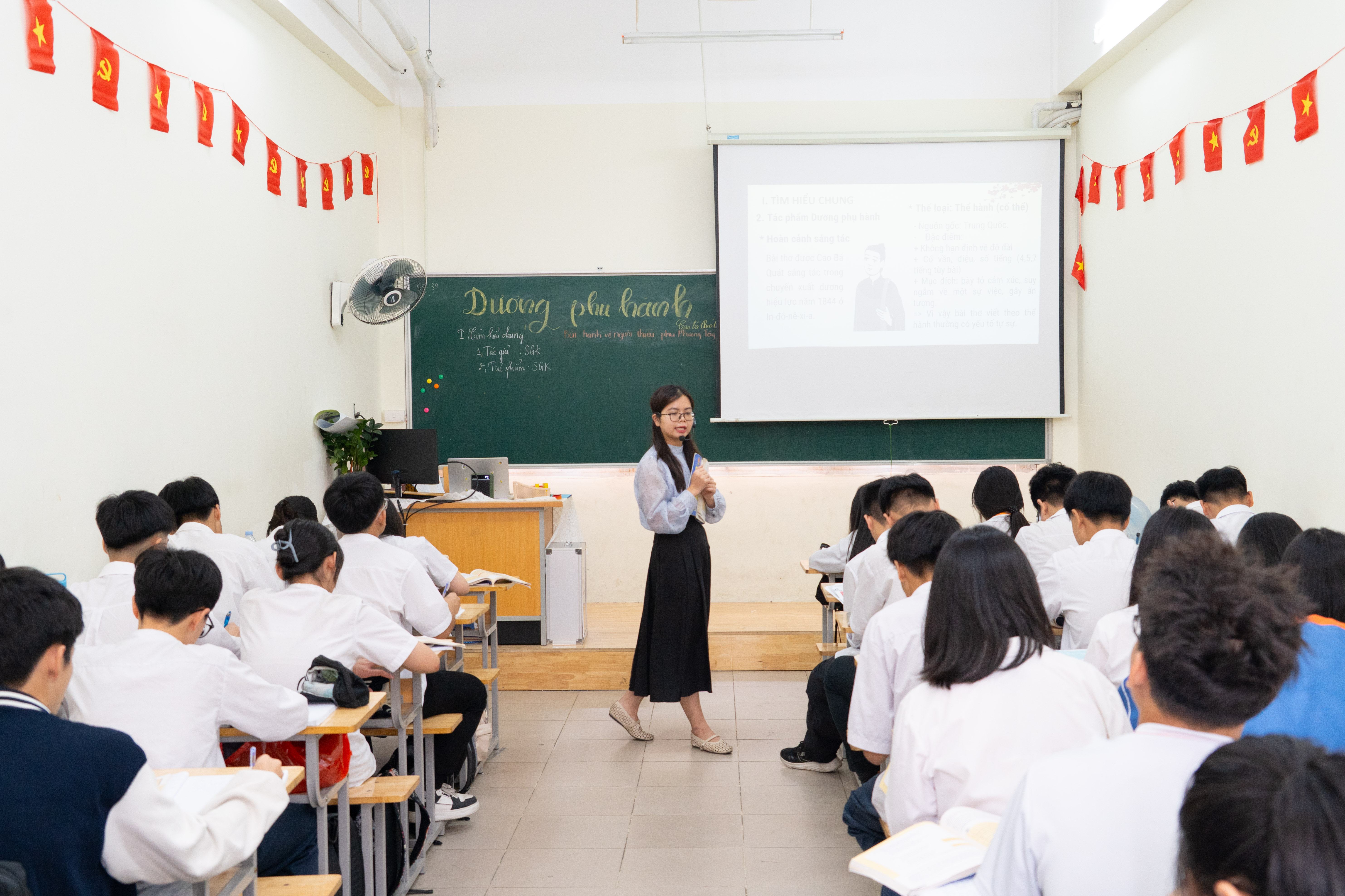 Cô Đỗ Vân Anh cùng học sinh lớp 11D2 trong tiết thao giảng.