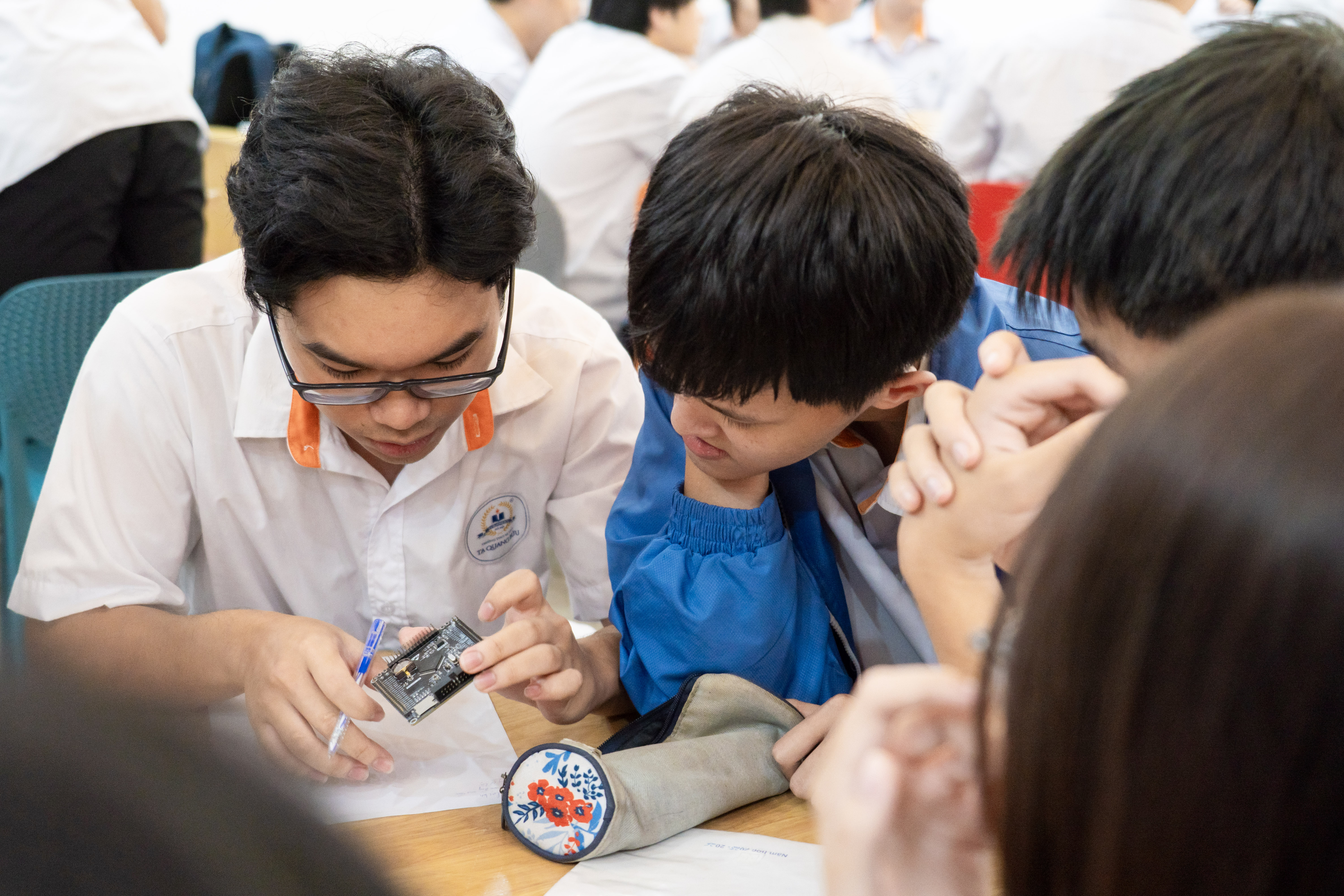 TS. Hà Mạnh Tuấn hướng dẫn học sinh tìm hiểu các thiết bị kỹ thuật.