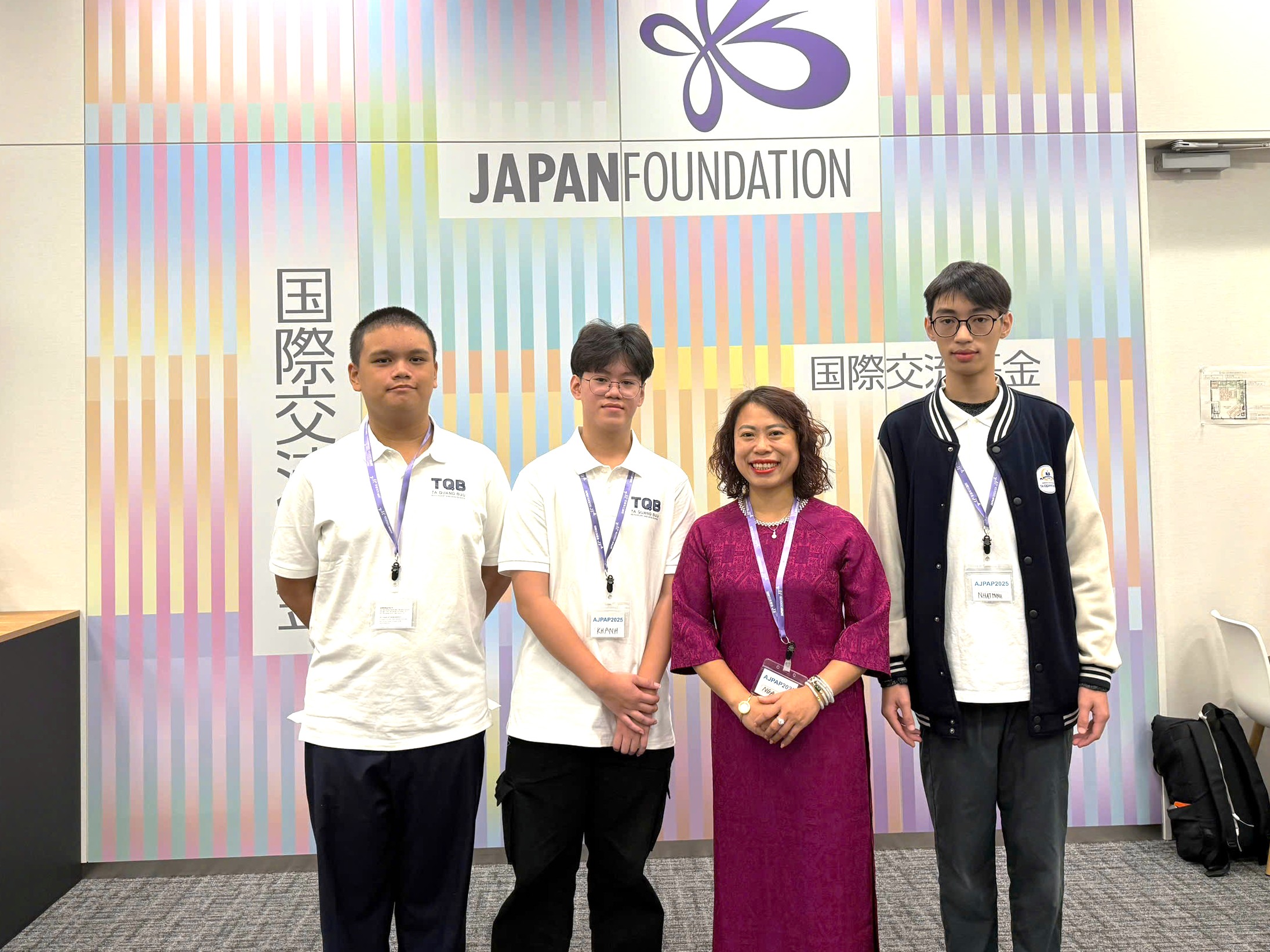 Cô giáo Nghiêm Thị Thúy Nga cùng các học sinh (từ trái qua): Nguyễn Khôi Anh (lớp 10T1), Nguyễn Minh Khánh (lớp 12T1) và Dương Nhật Minh (lớp 11C1) tại Nhật Bản.