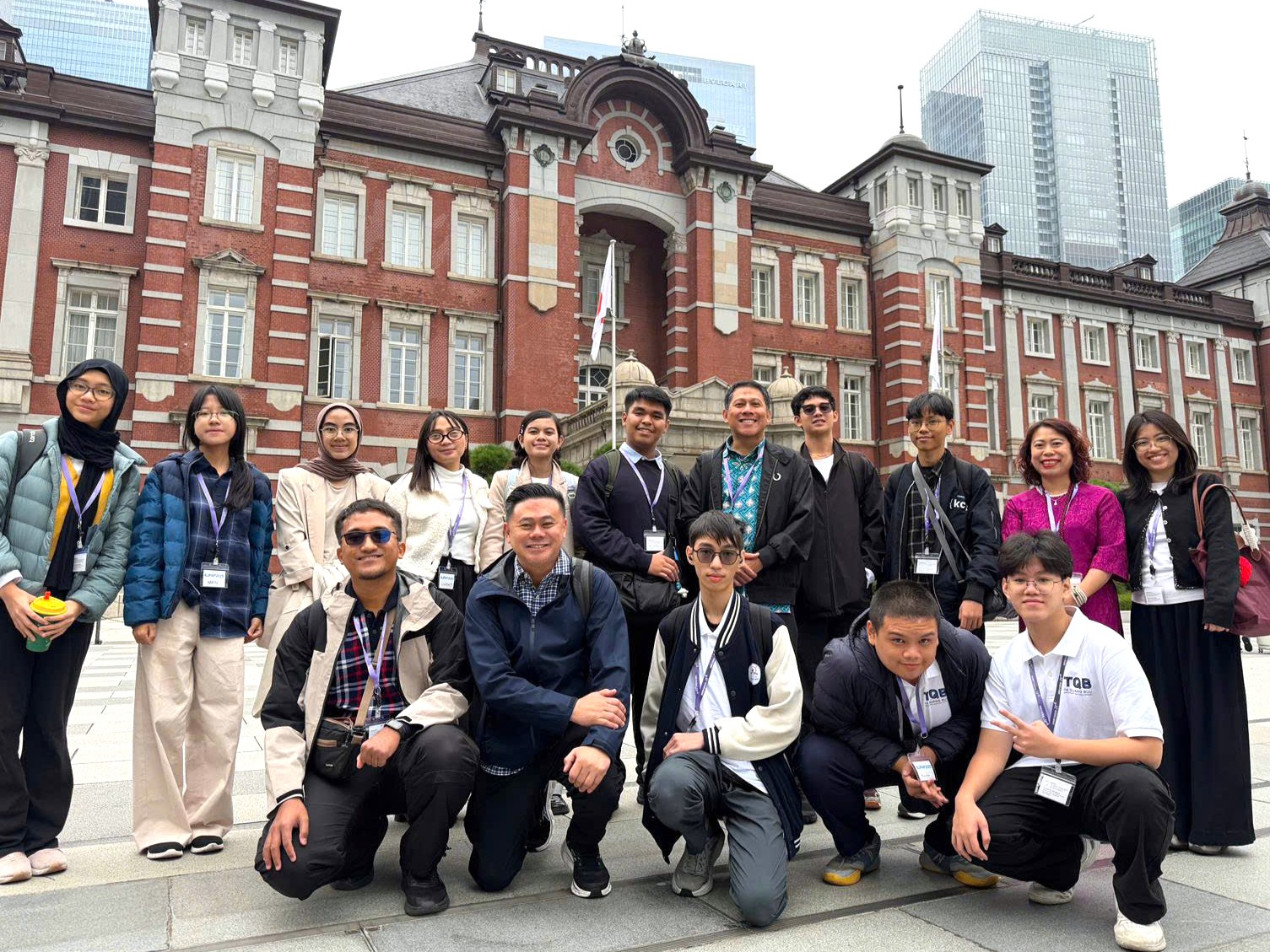 Đoàn Việt Nam chụp ảnh lưu niệm cùng bạn bè quốc tế. 