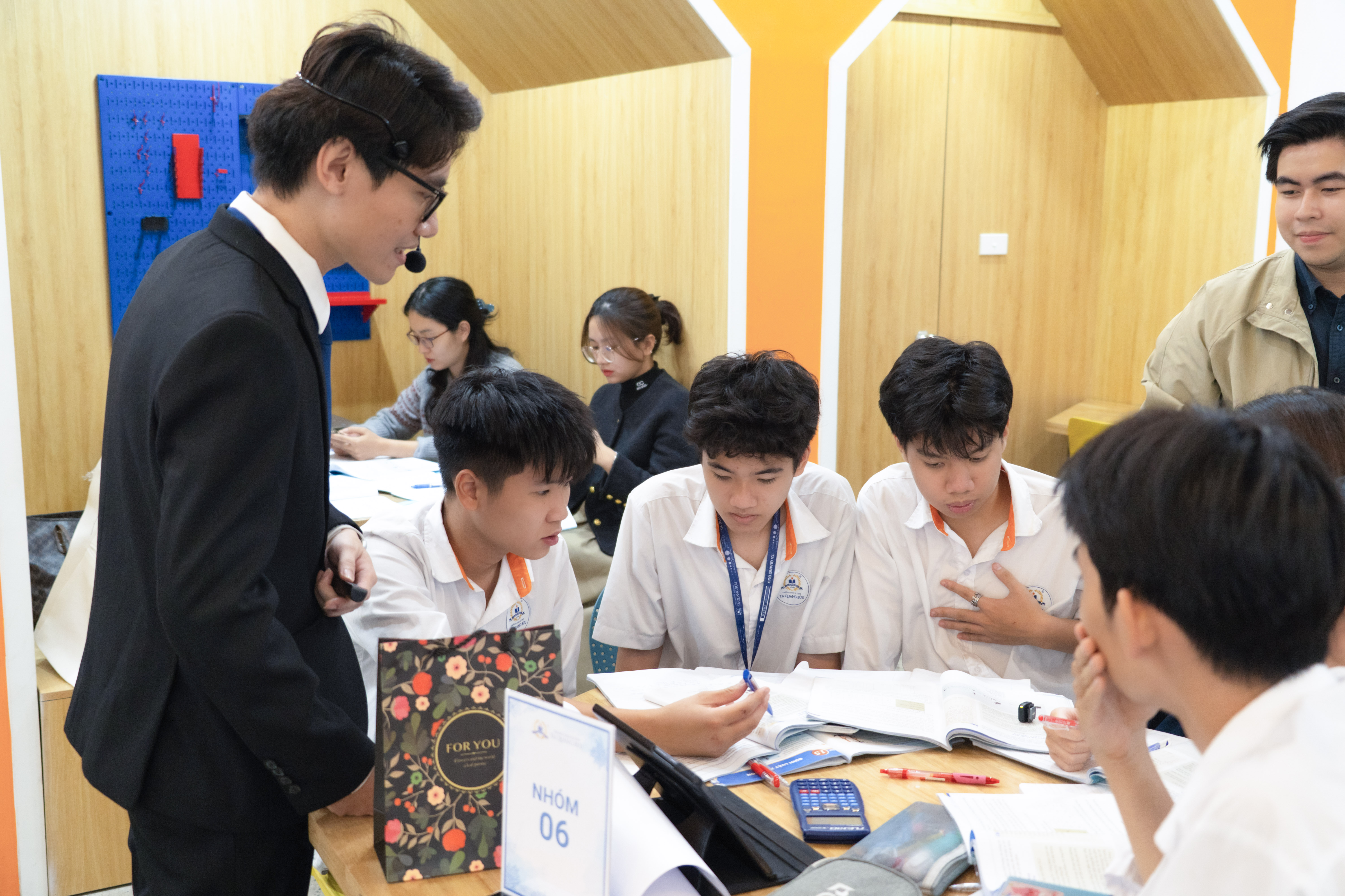 Học sinh làm việc theo nhóm dưới sự hướng dẫn của thầy Trần Trung.