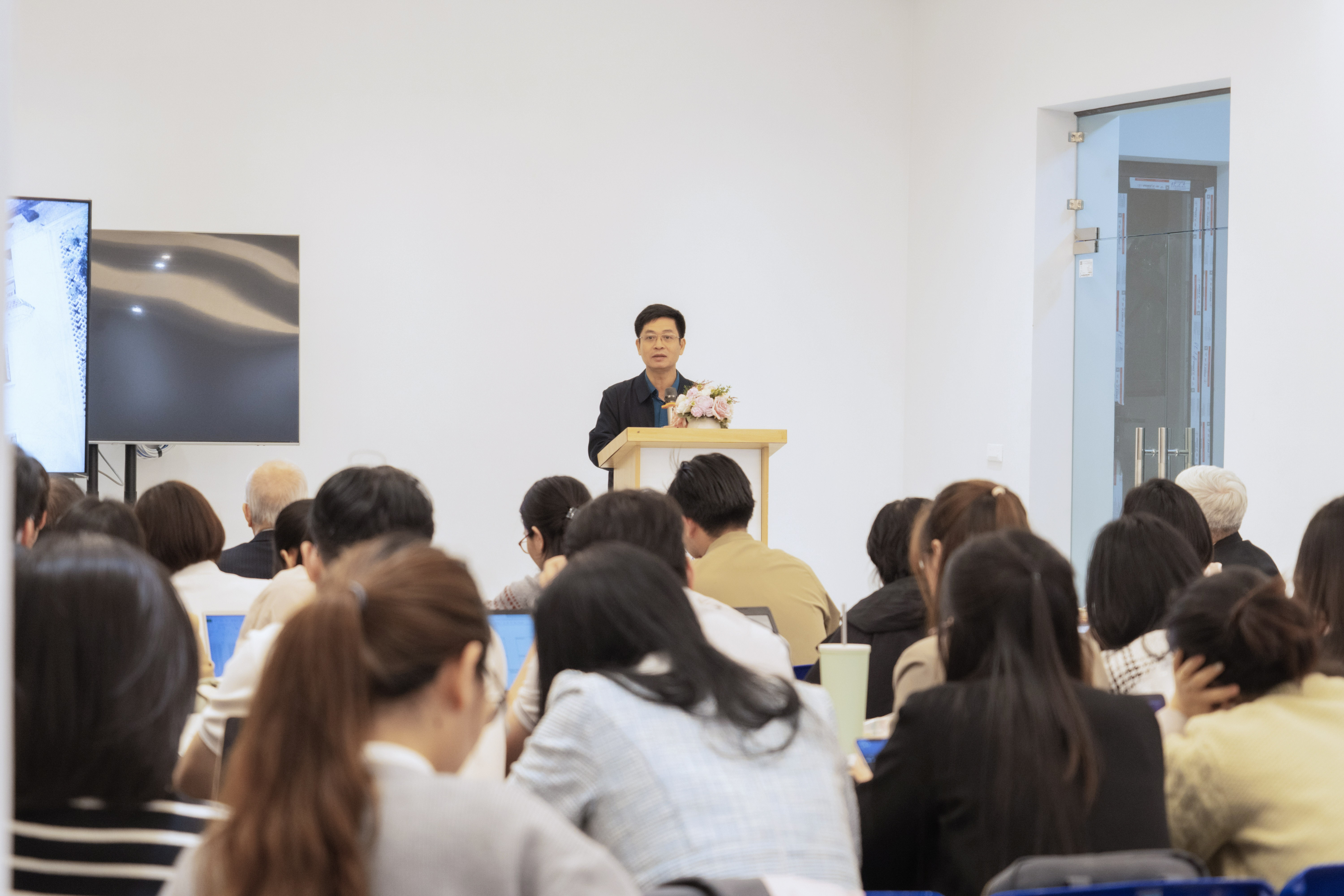 PGS.TS. Nguyễn Xuân Thành - Hiệu trưởng Trường Bồi dưỡng Cán bộ Giáo dục Hà Nội, nguyên Vụ trưởng Vụ Giáo dục Trung học (Bộ GD&ĐT) chia sẻ trong phần sinh hoạt chuyên môn.