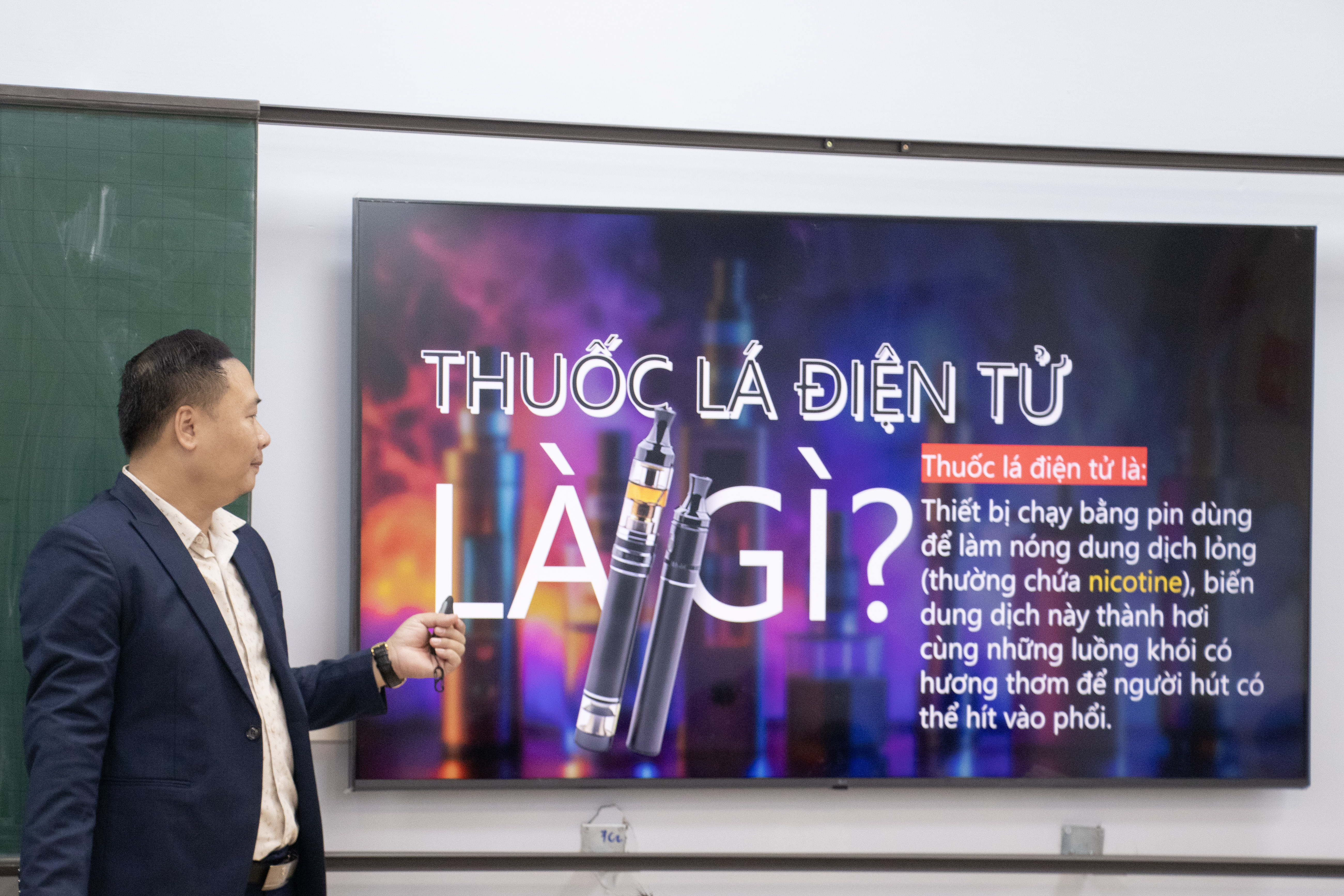 Thầy Nguyễn Như Hoan giới thiệu về thuốc lá điện tử và phân tích tác hại của chúng.