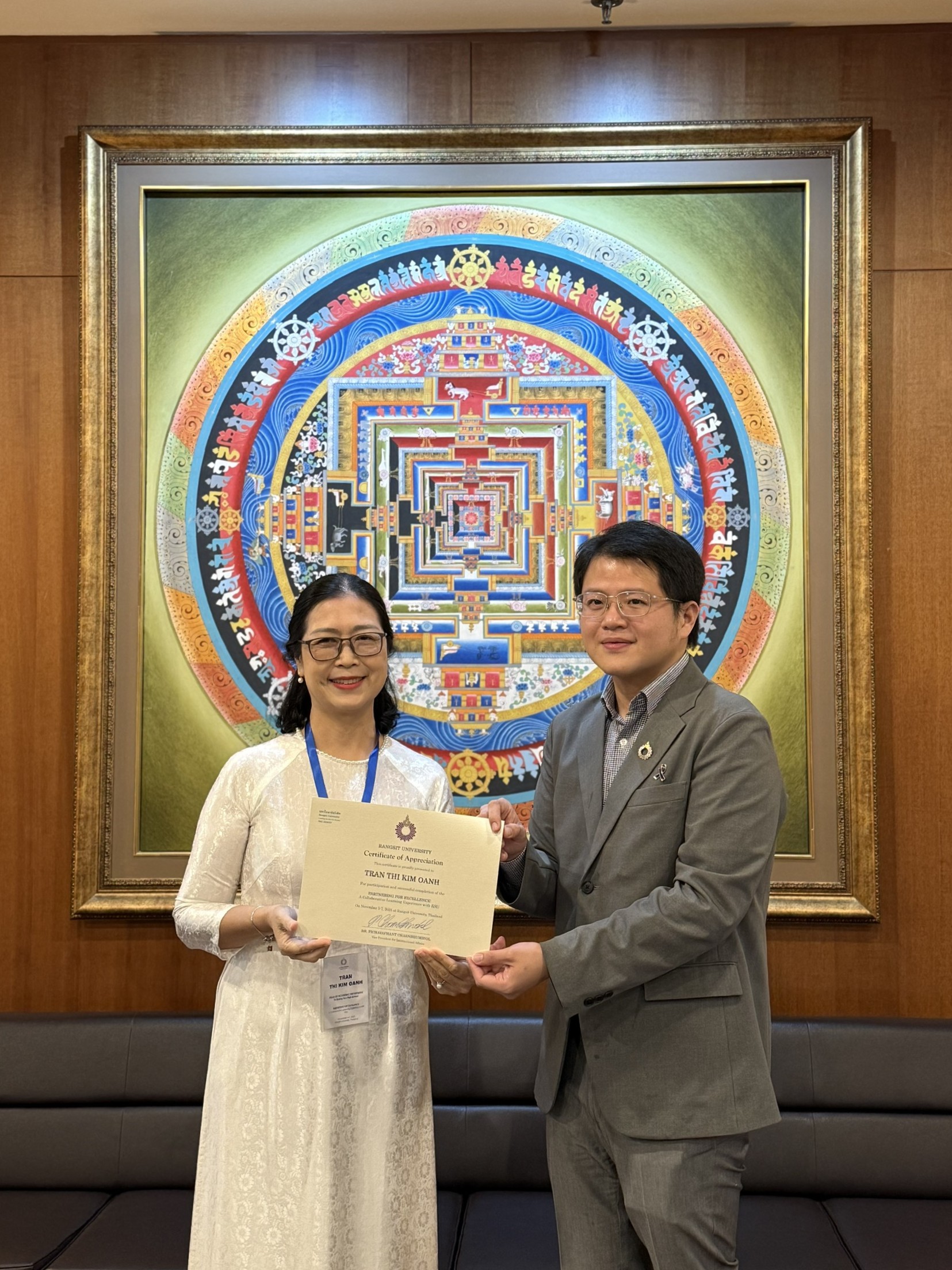 Cô Trần Thị Kim Oanh trong chuyến tham quan và làm việc tại Đại học Rangsit, Thái Lan.