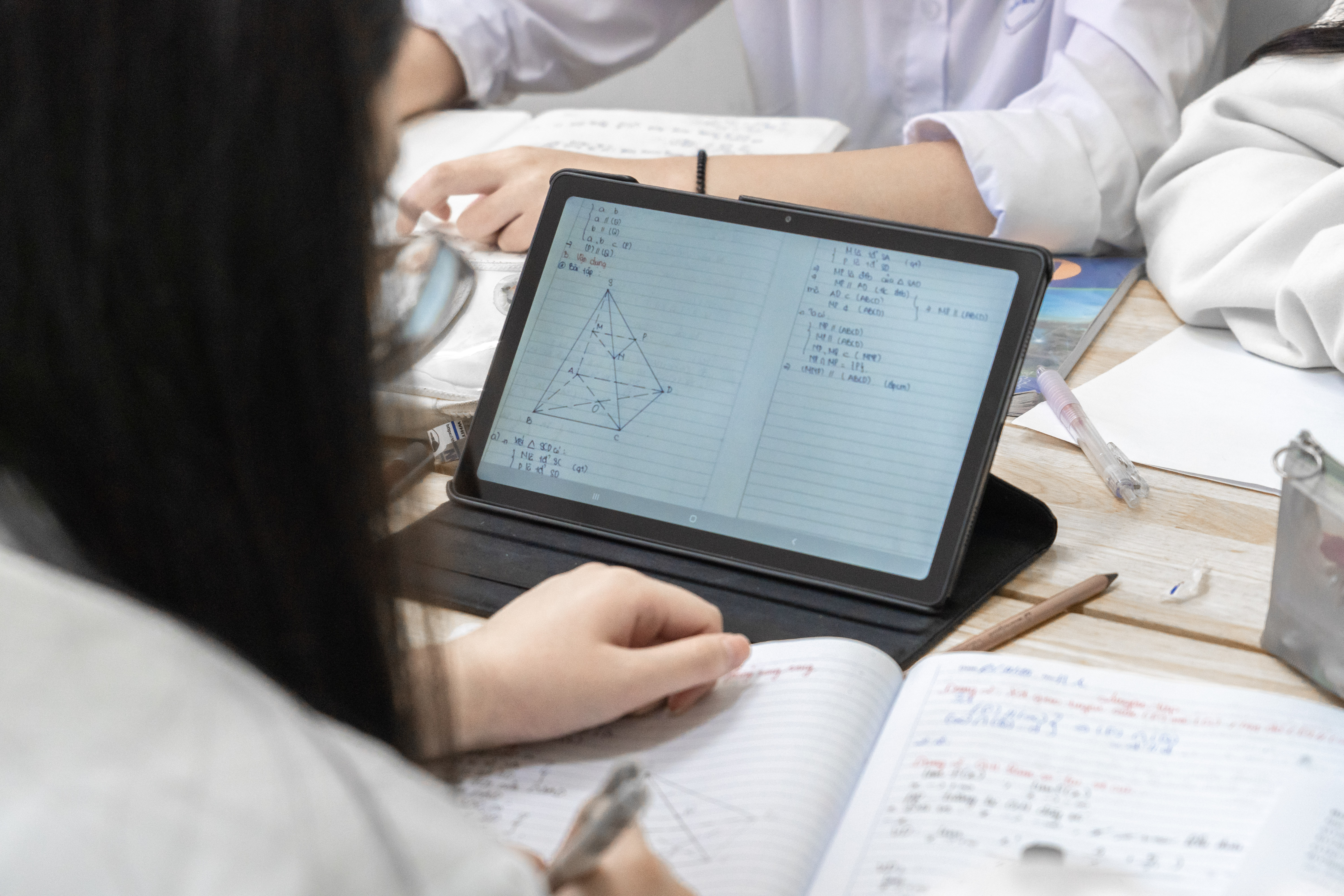 Ứng dụng Tablet trong làm bài tập trên lớp không hề xa lạ với học sinh Tạ Quang Bửu.