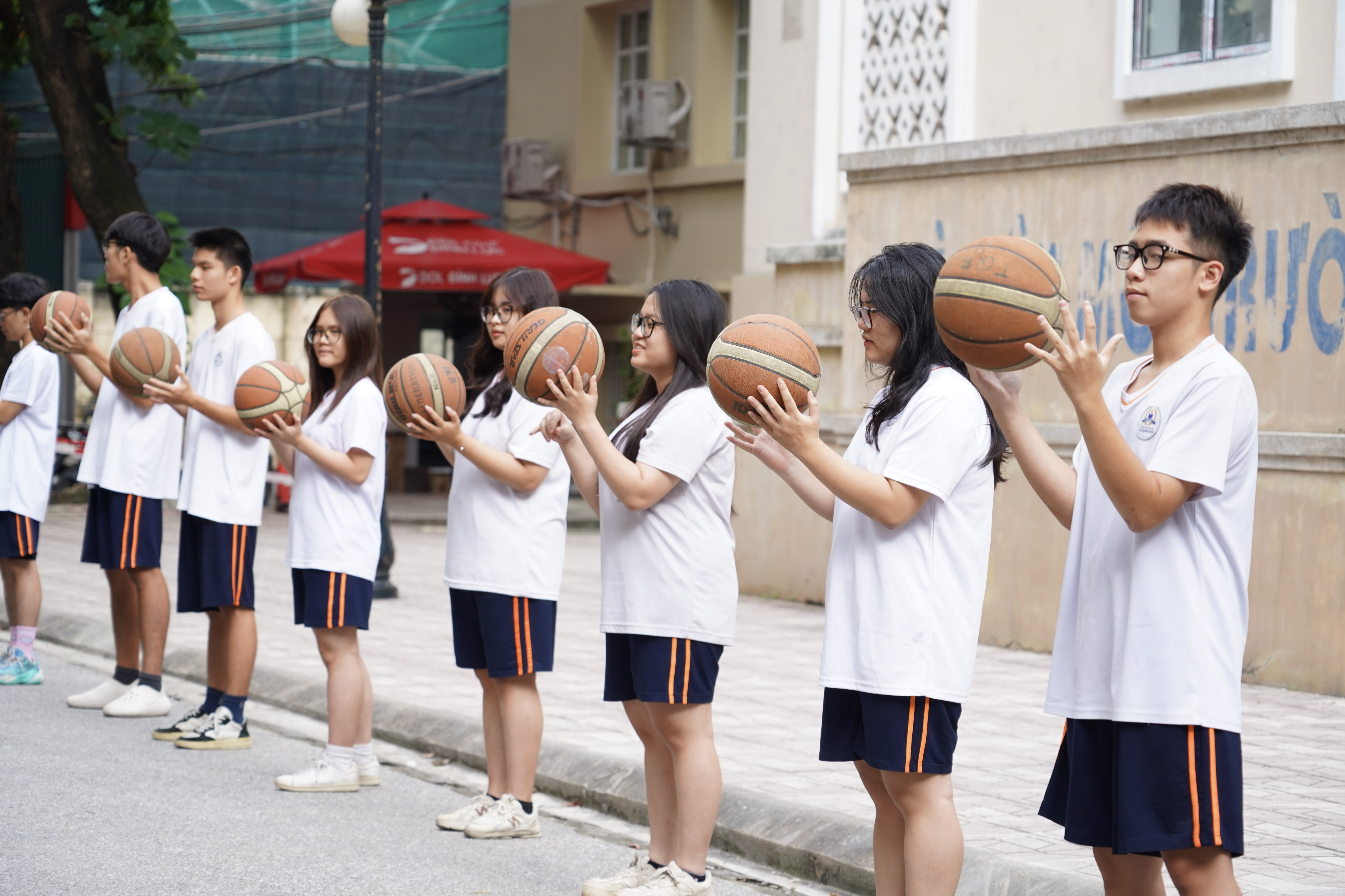Học sinh khởi động những động tác cơ bản trong môn Bóng rổ.