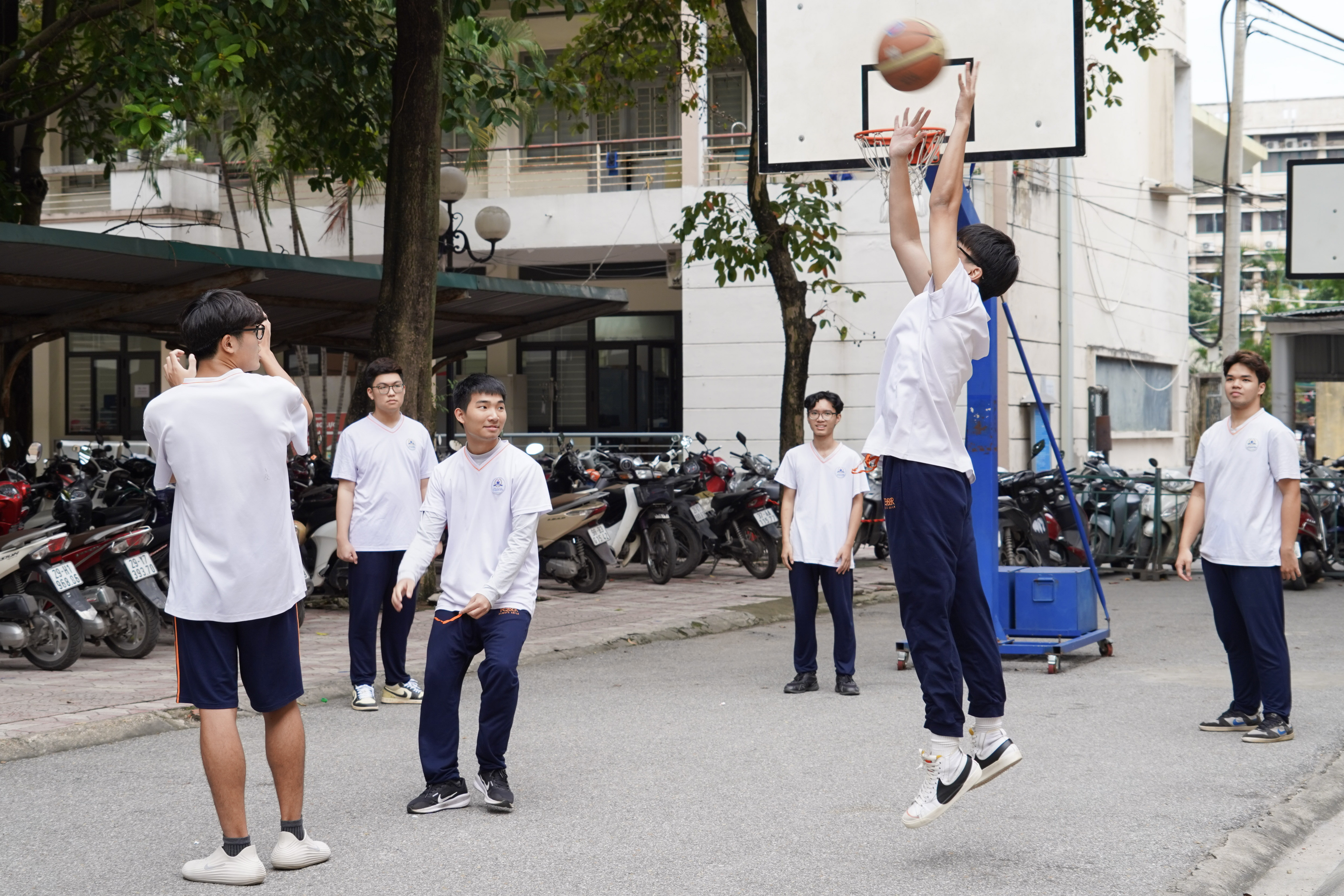 Các bạn tham gia các hoạt động thực hành và trò chơi sôi nổi.