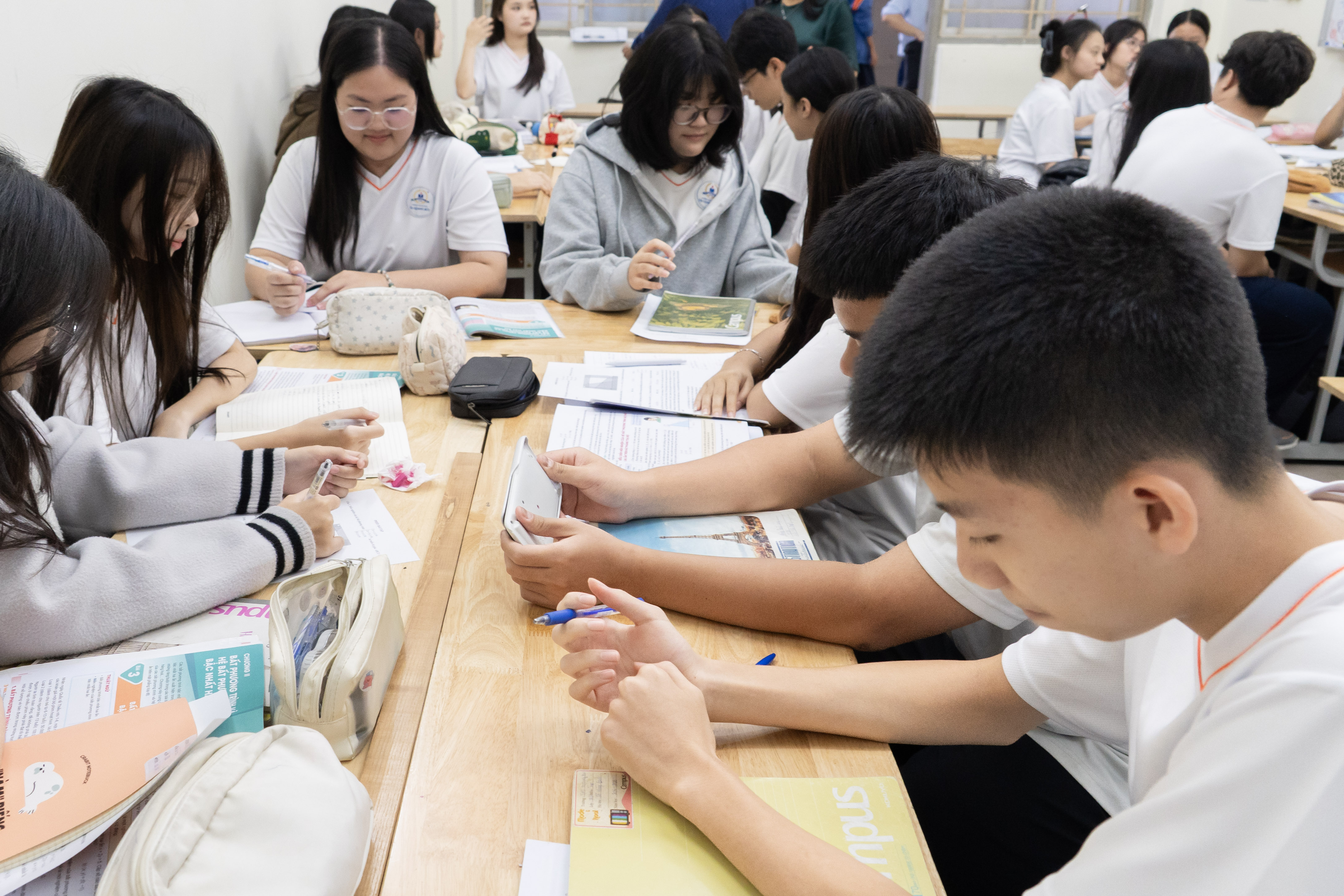 Lớp được chia thành các nhóm nhỏ để các học sinh thảo luận, cùng đưa ra lời giải cho bài toán.