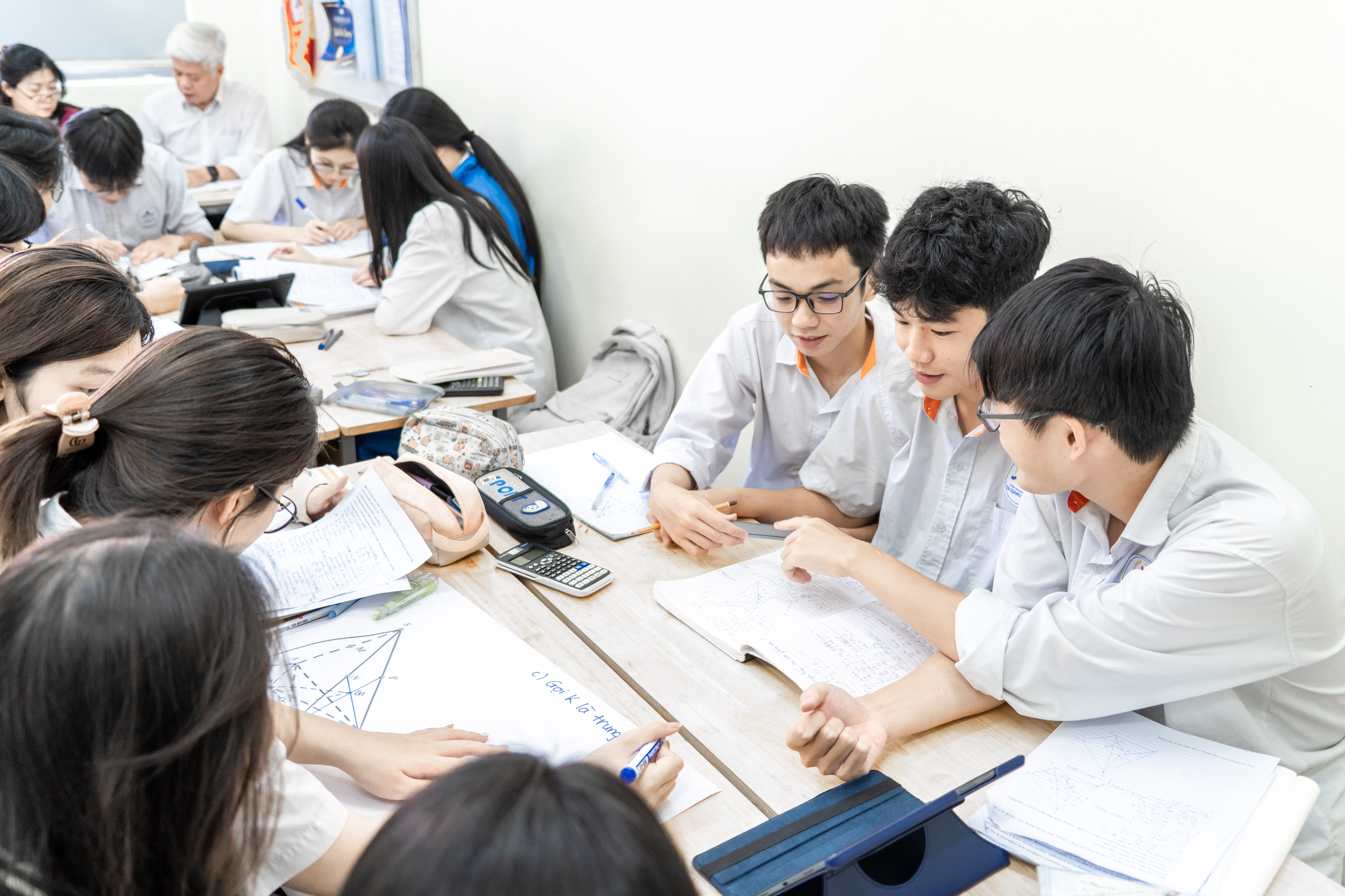 Hoạt động nhóm được đẩy mạnh trong tiết học nhằm đem lại hiệu quả tốt nhất.