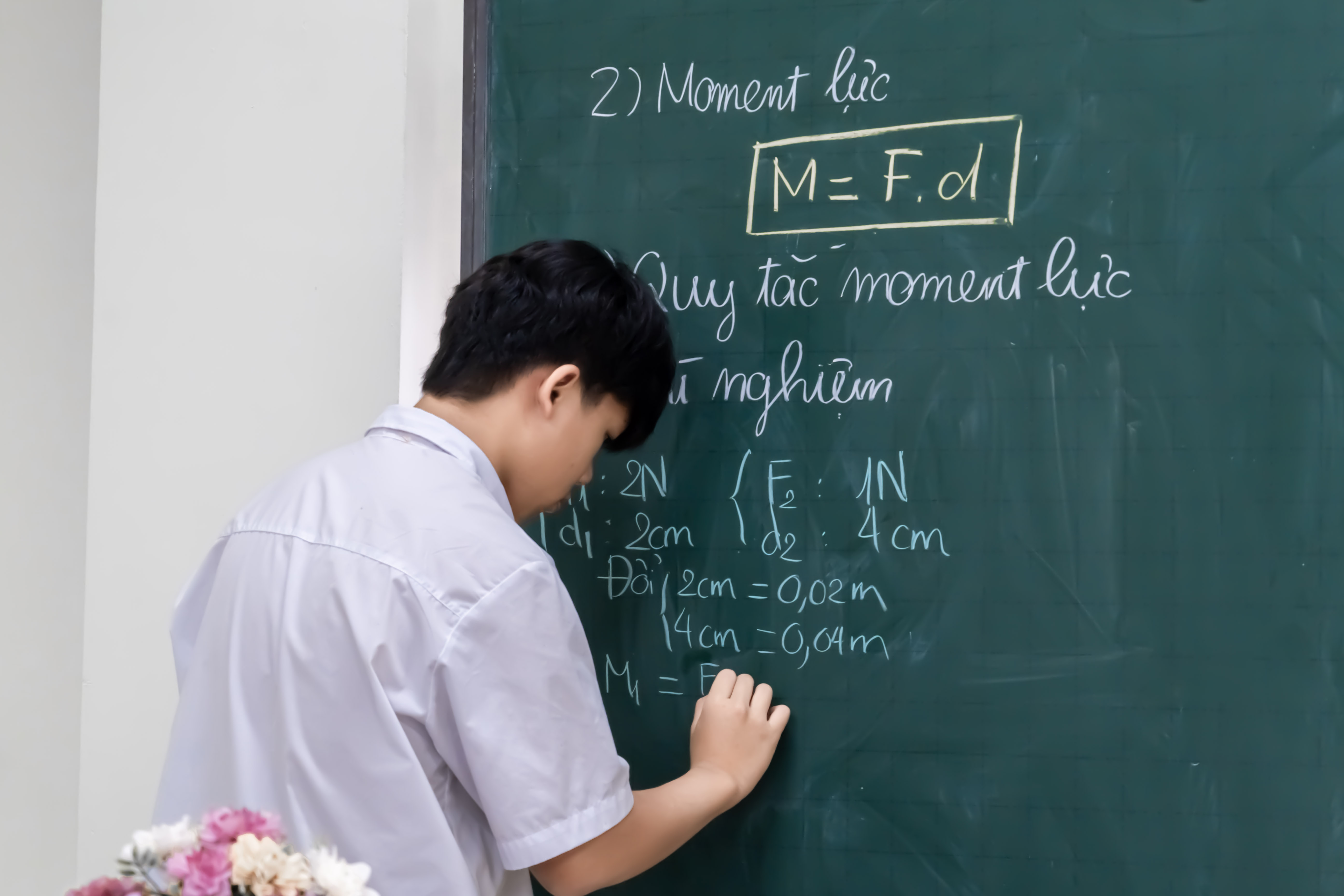 Các học sinh được phát phiếu học tập cá nhân và làm trực tiếp tại lớp.