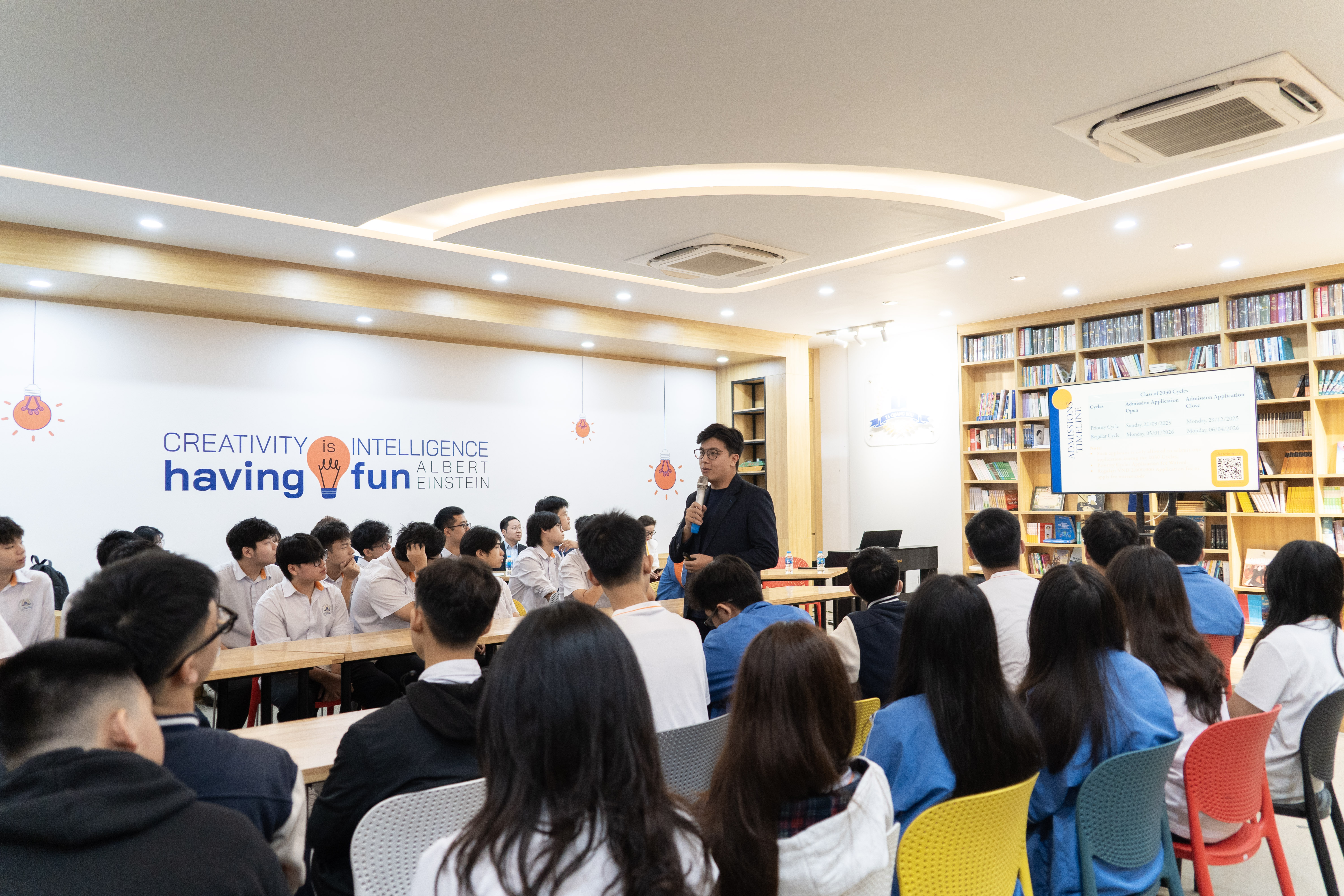 Anh Huỳnh Quang Hiếu – Trưởng phòng Học bổng chia sẻ về học bổng, ngành học và cơ hội phát triển tại Fulbright.