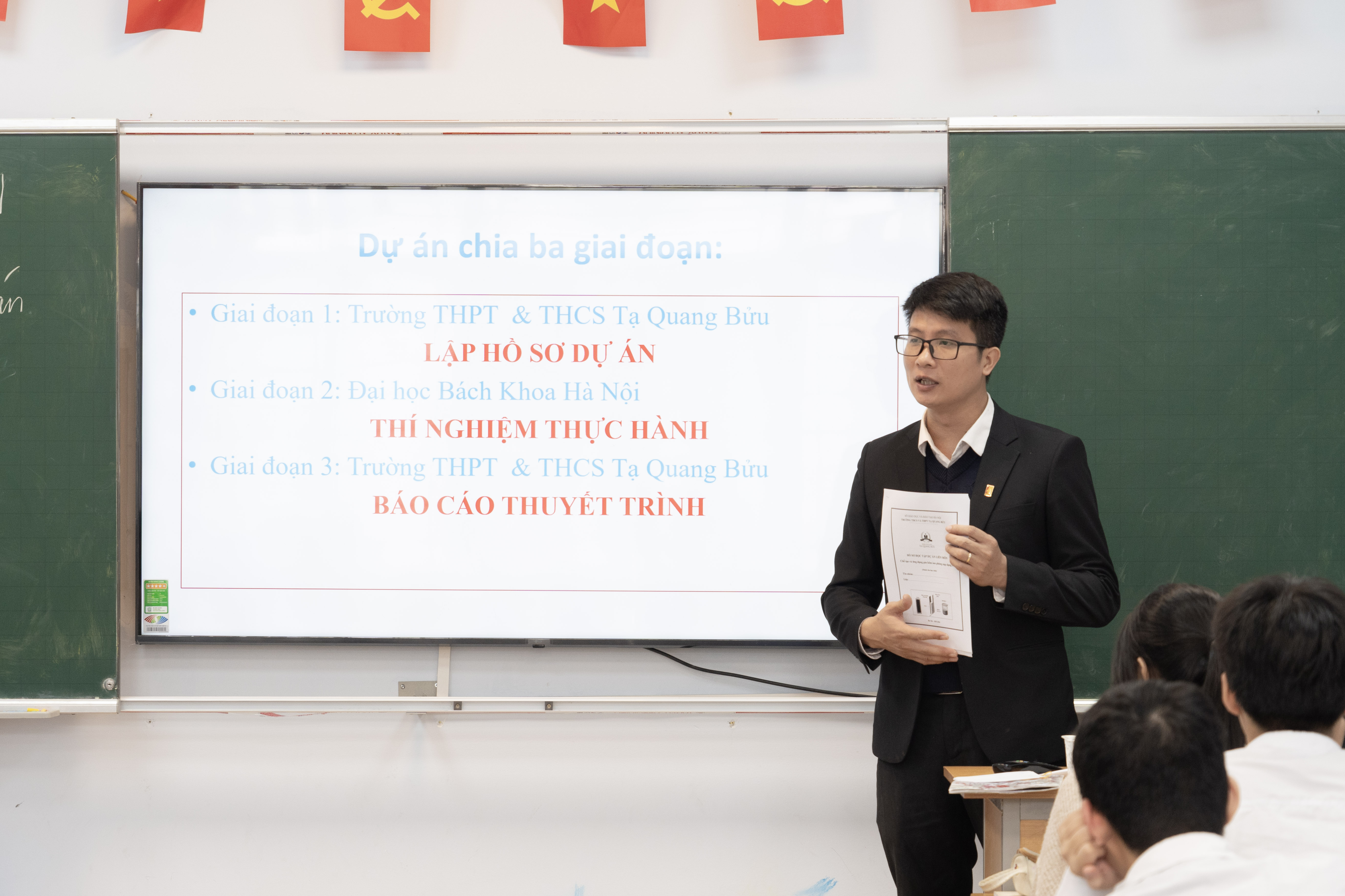 Thầy Nguyễn Thanh Nghị giới thiệu về các giai đoạn của Dự án liên môn Khoa học tự nhiên.