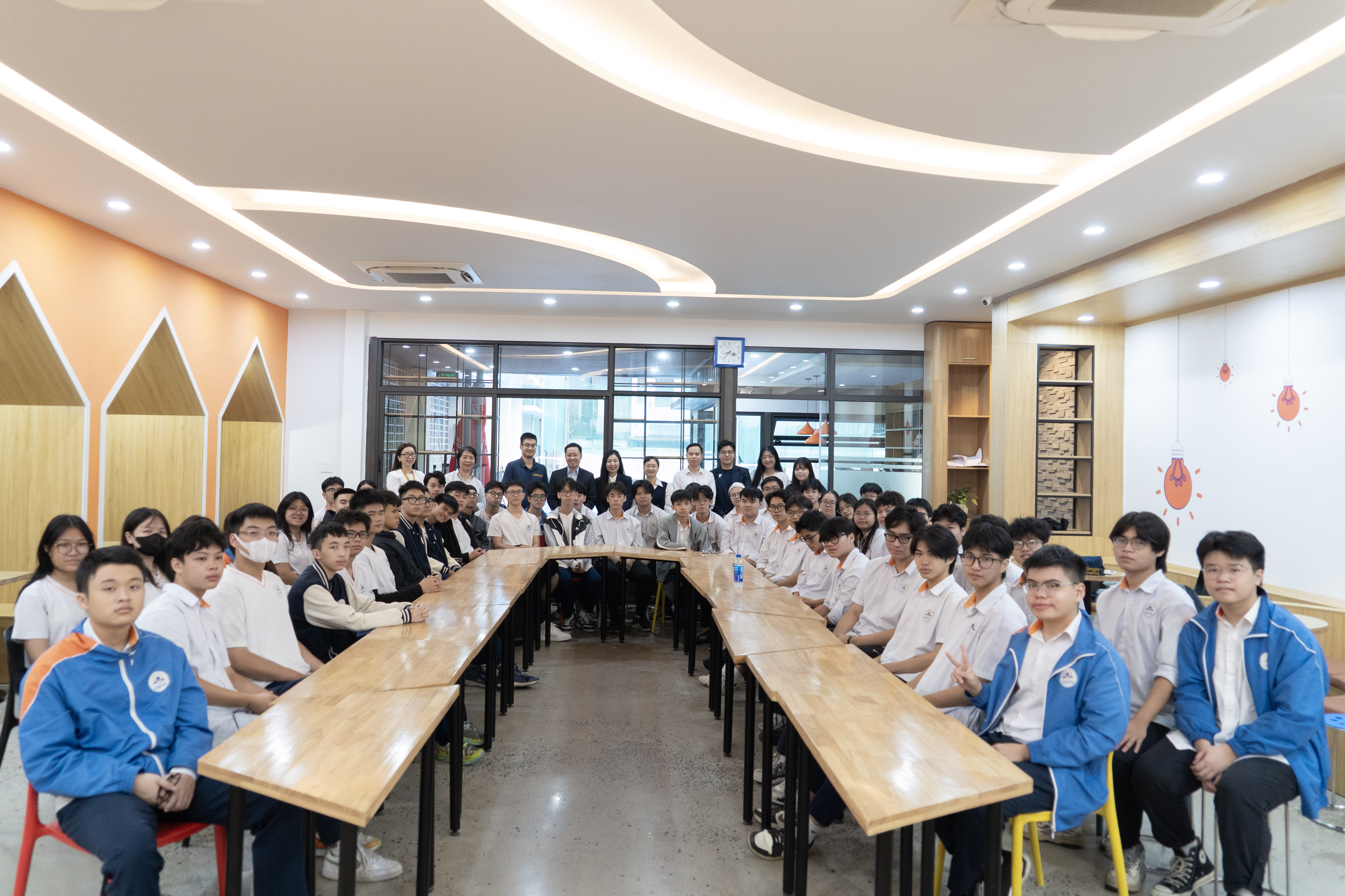 Buổi chia sẻ diễn ra trong không khí ấm cúng và cởi mở.