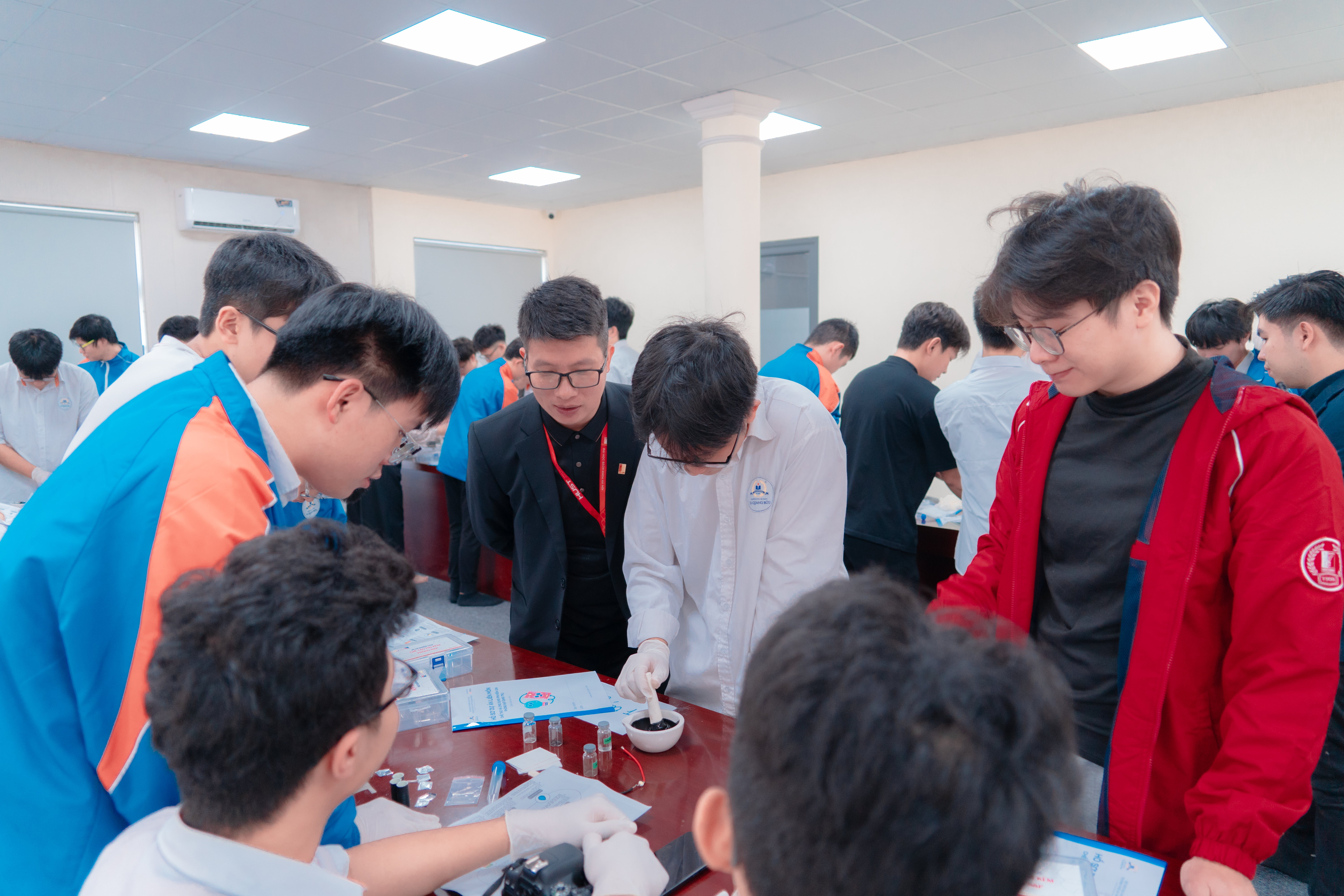 Các nhóm thực hiện chế tạo pin theo hướng dẫn của giảng viên và sinh viên Đại học Bách khoa Hà Nội.