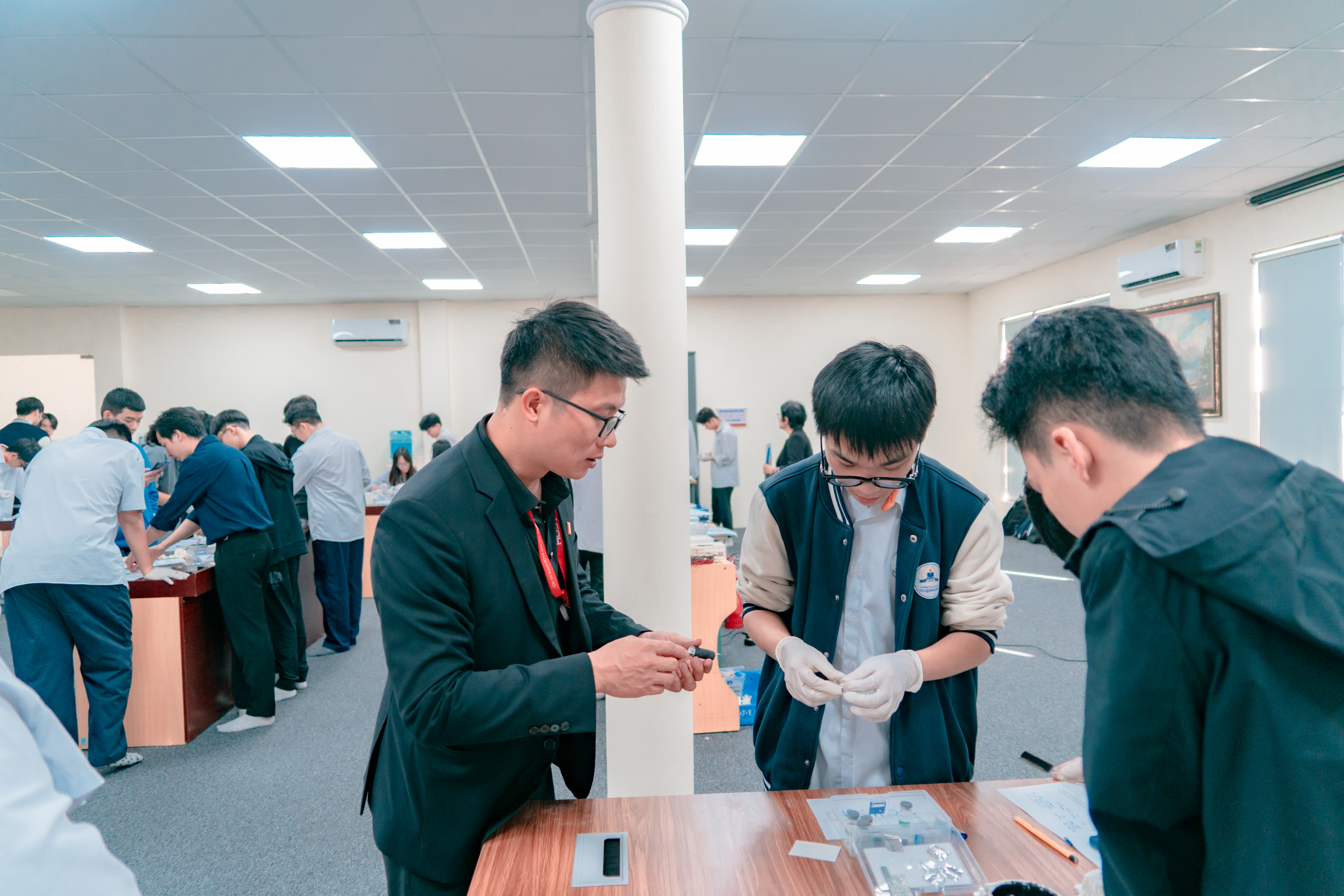 Học sinh khối 12 có thêm hoạt động thí nghiệm nạp – xả pin bằng năng lượng mặt trời.